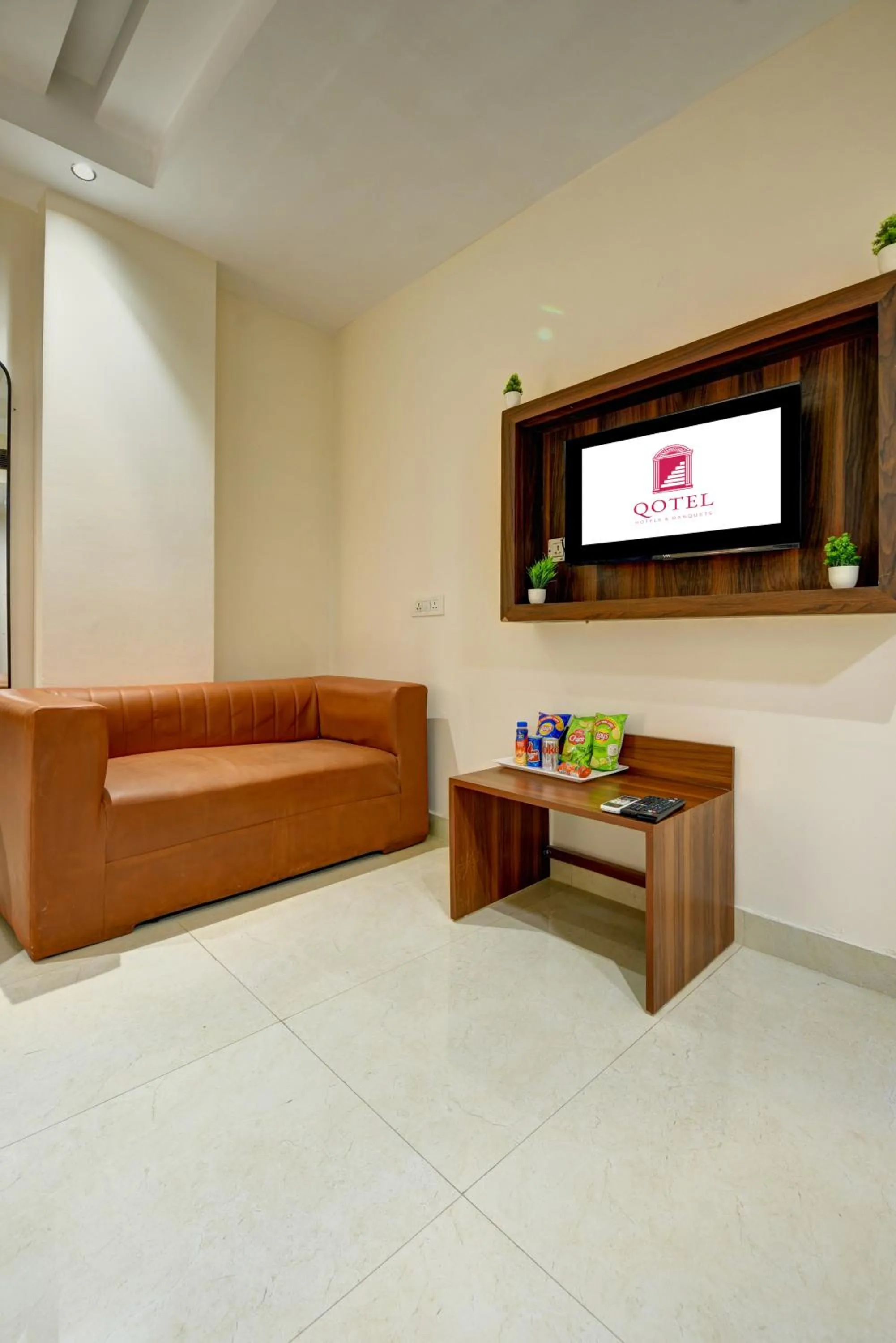 TV and multimedia in Qotel Comfort AT Residency Kaushambi Anand Vihar
