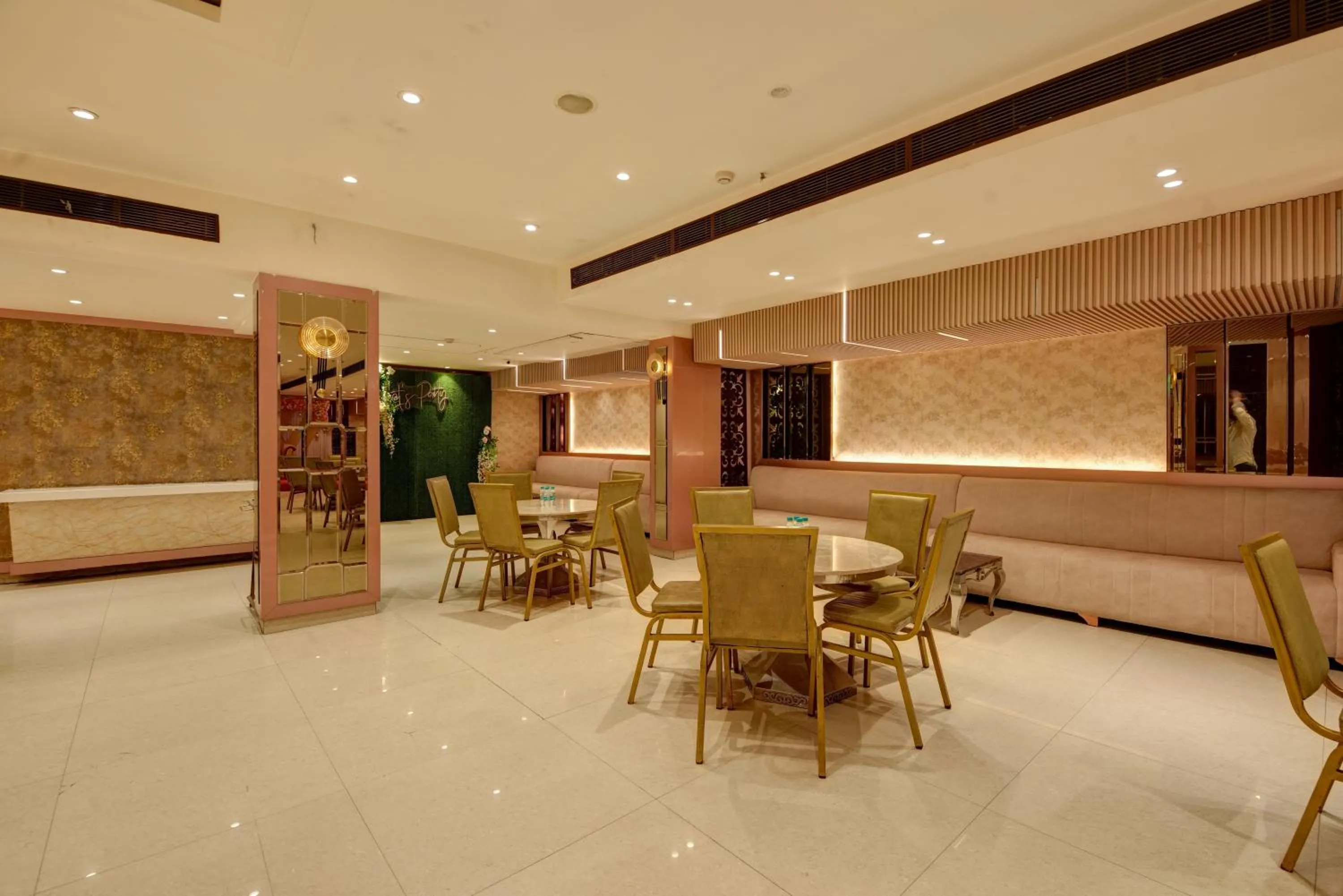 Banquet/Function facilities in Qotel Comfort AT Residency Kaushambi Anand Vihar