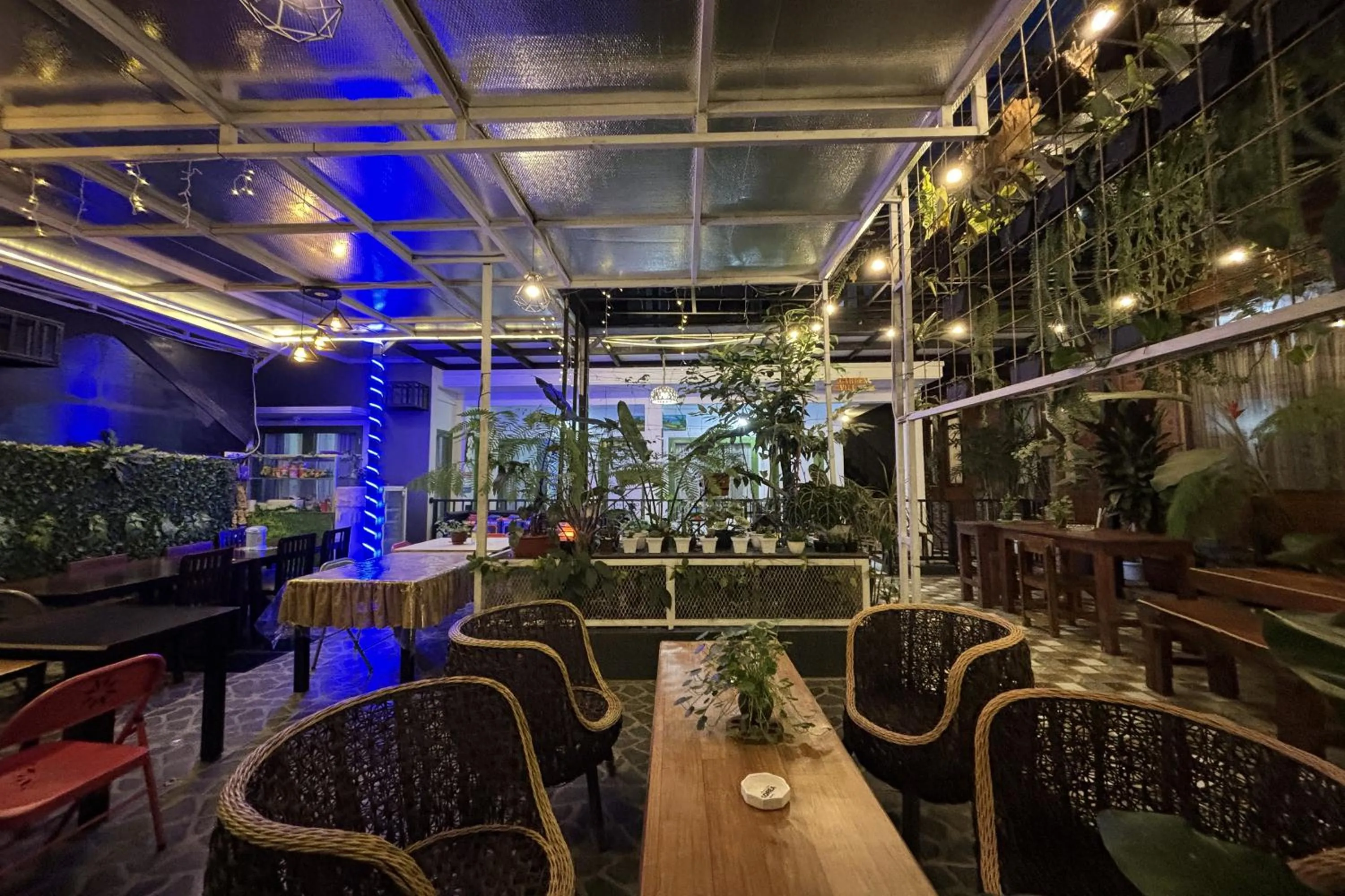 Restaurant/places to eat in Garden Lounge Villa