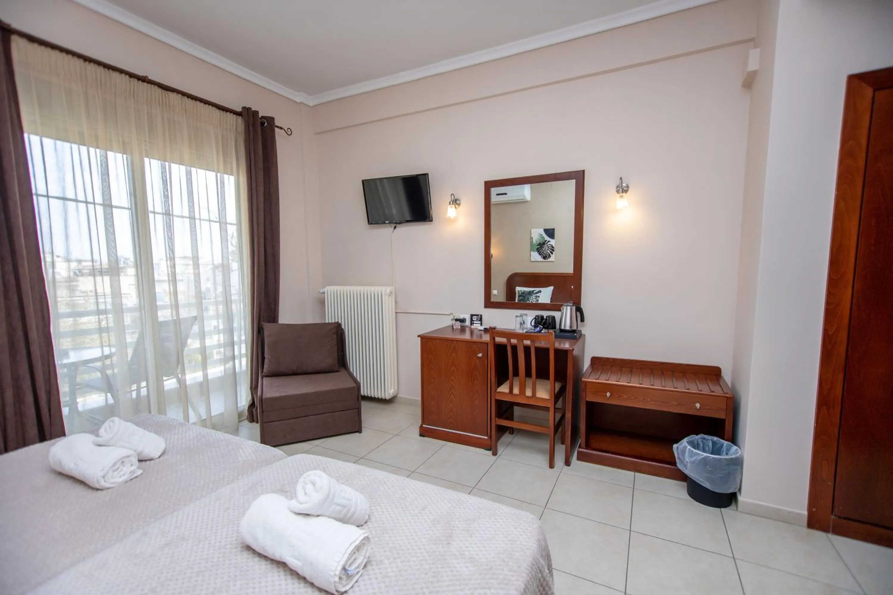 Photo of the whole room, Bed in Hotel Strimoniko