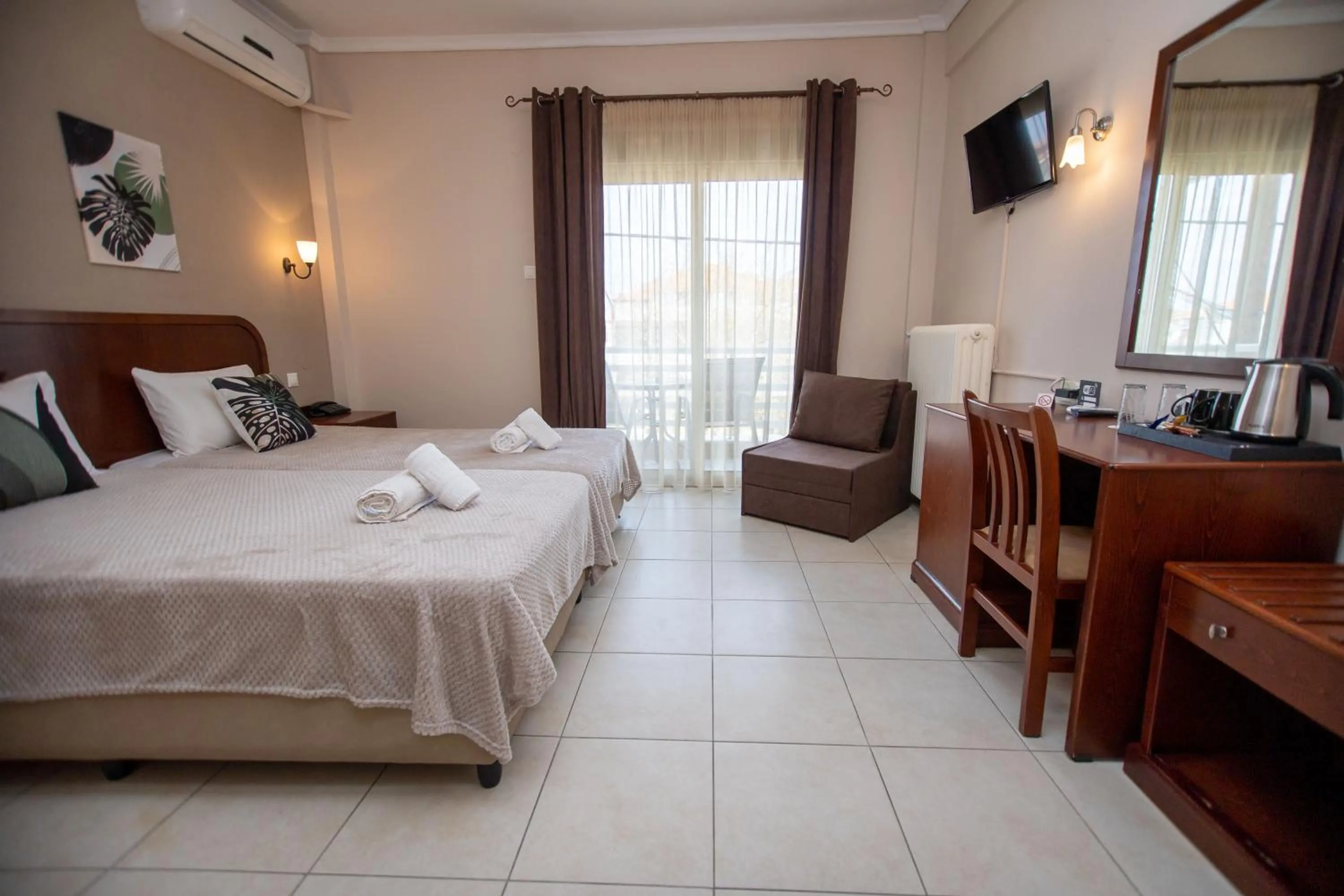 Photo of the whole room, Bed in Hotel Strimoniko