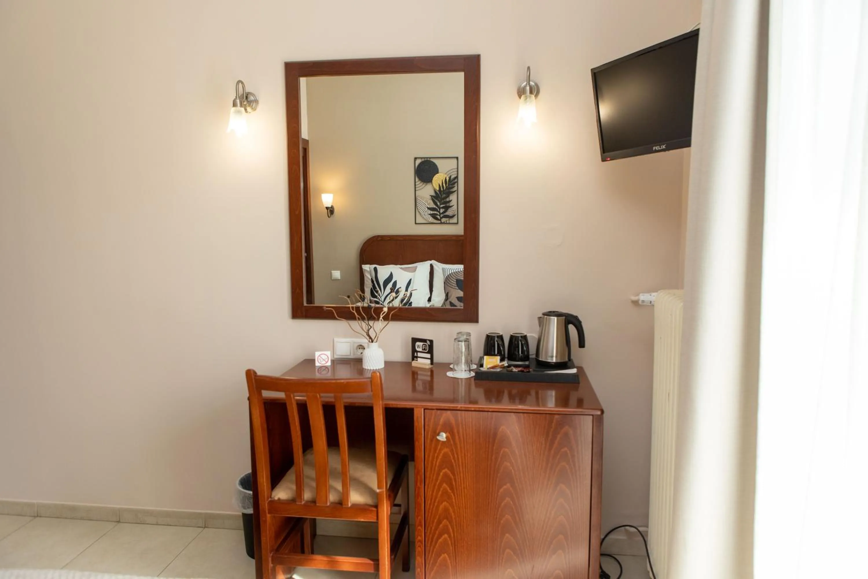 Text overlay in Hotel Strimoniko