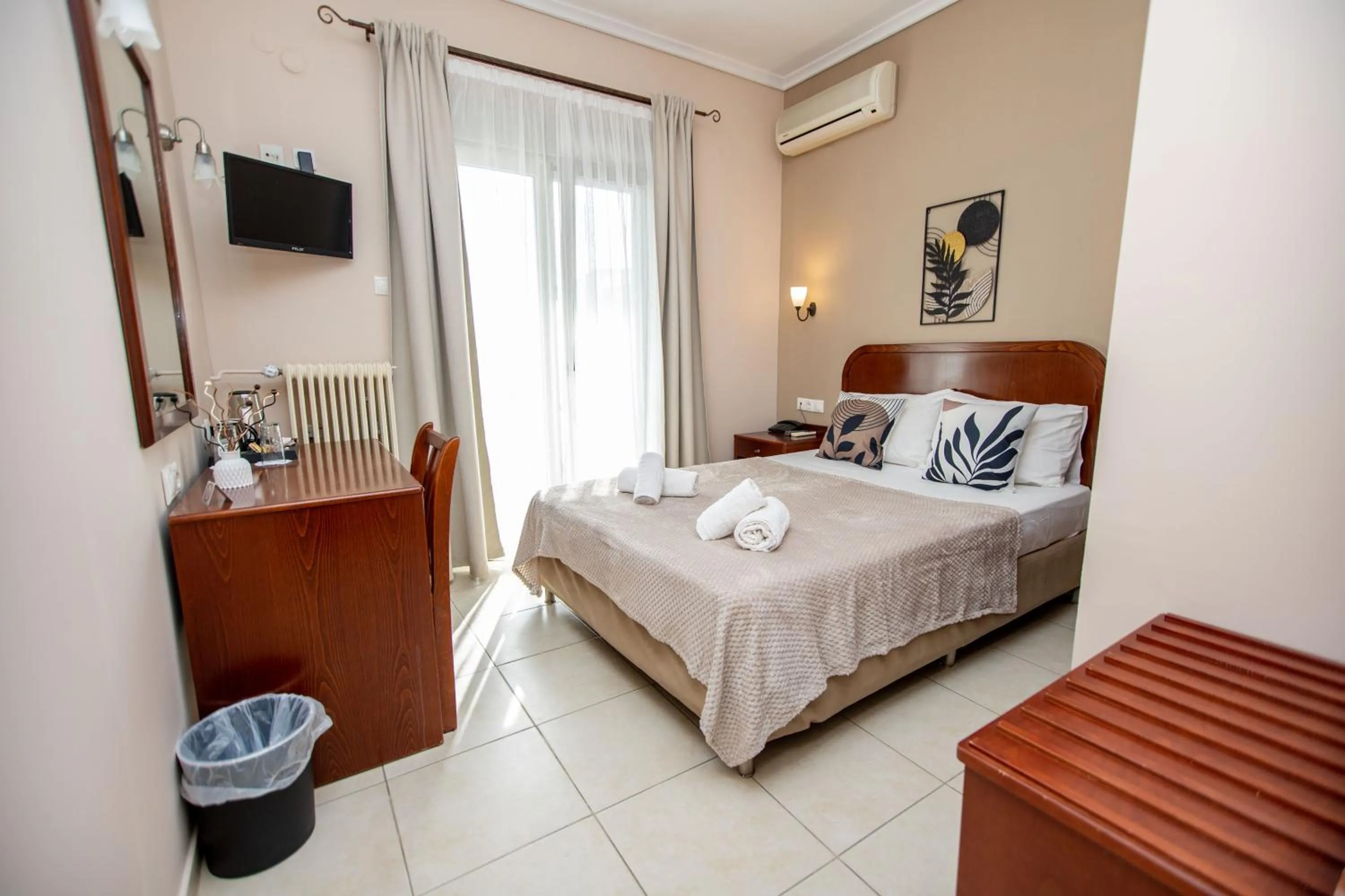 Photo of the whole room, Bed in Hotel Strimoniko