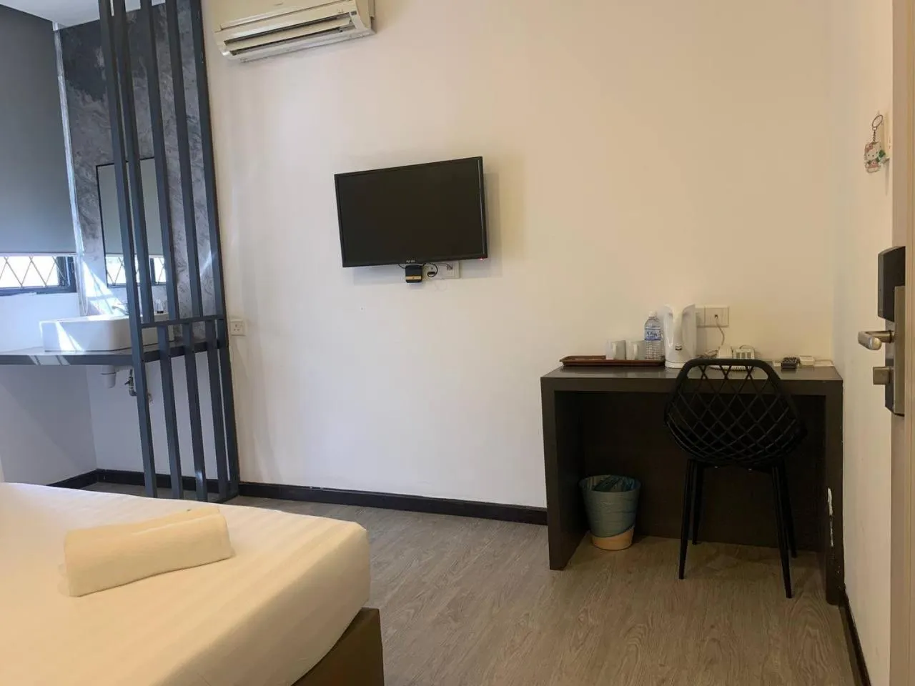 Photo of the whole room in The Daily Hotel