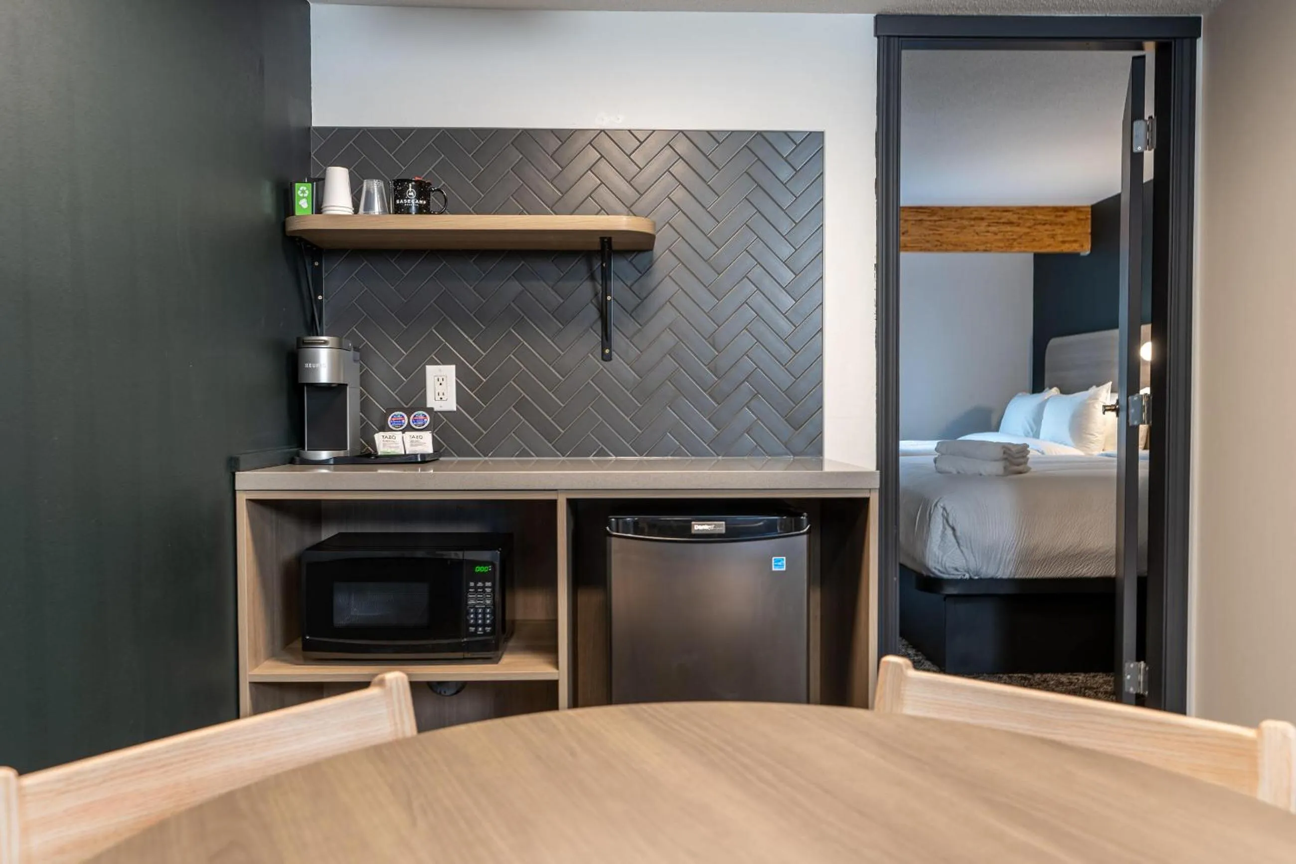 Living room, Bed in Northwinds Hotel Revelstoke