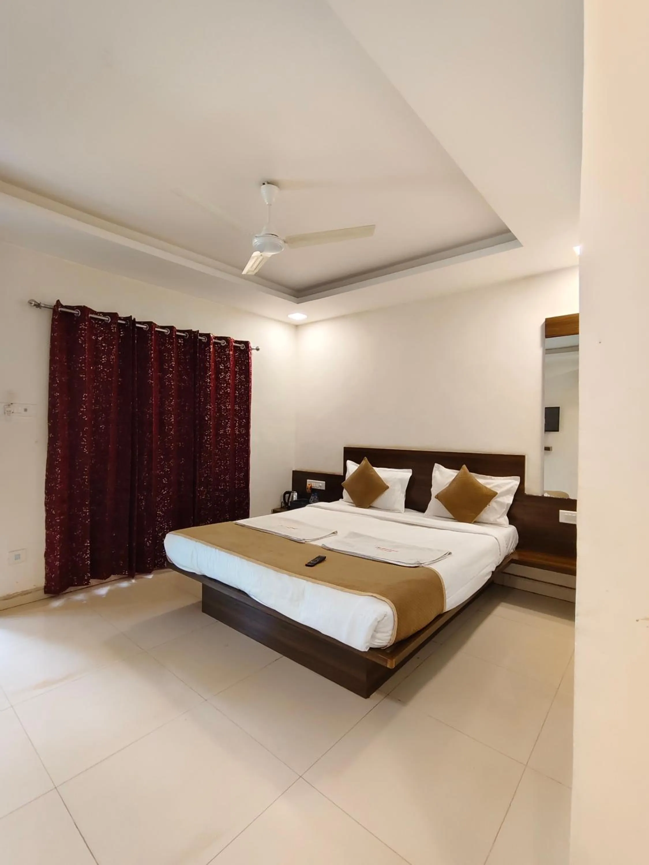 Bed in Hotel Oakwood mahabaleshwar