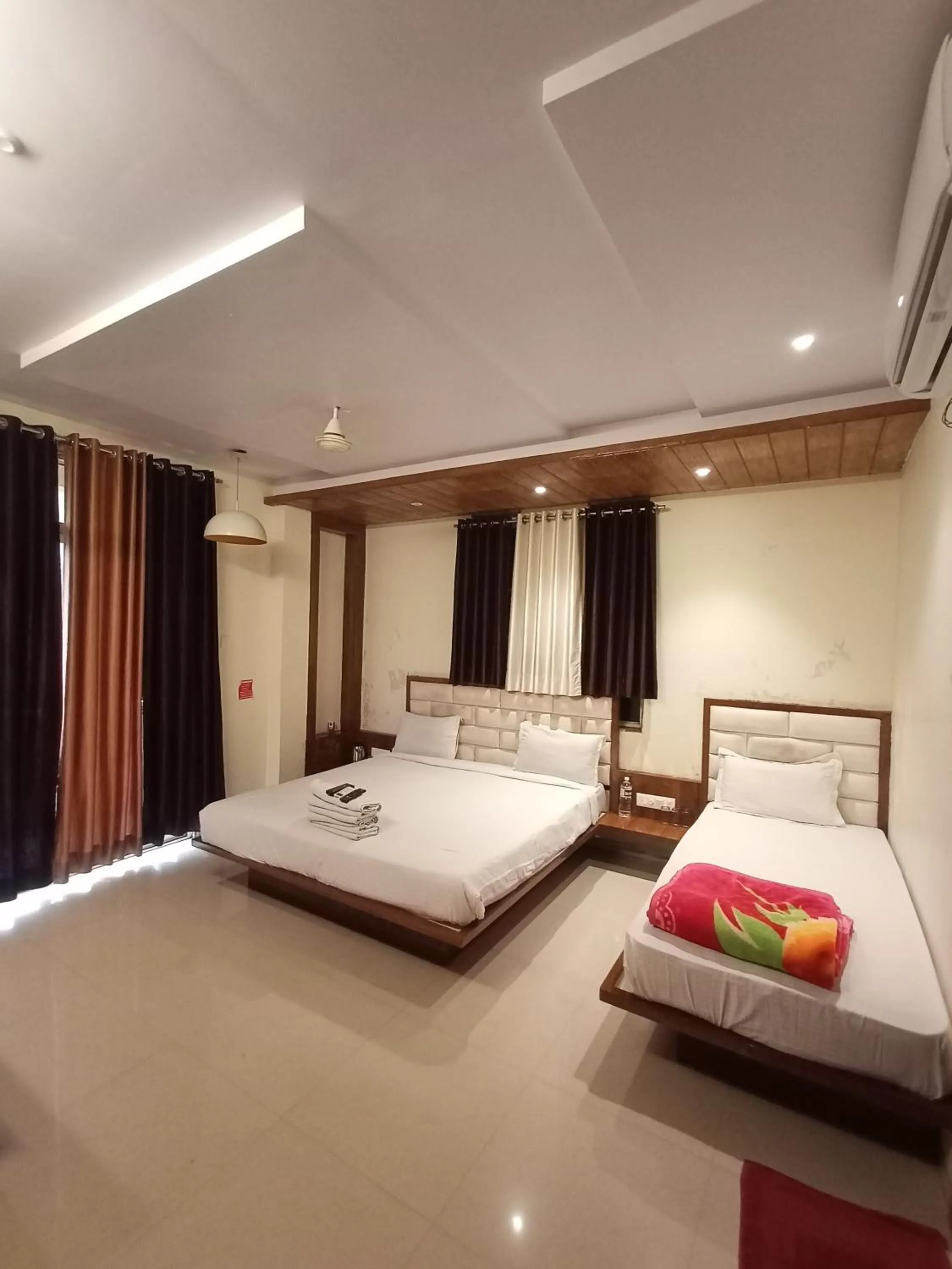 Bed in Hotel Oakwood mahabaleshwar
