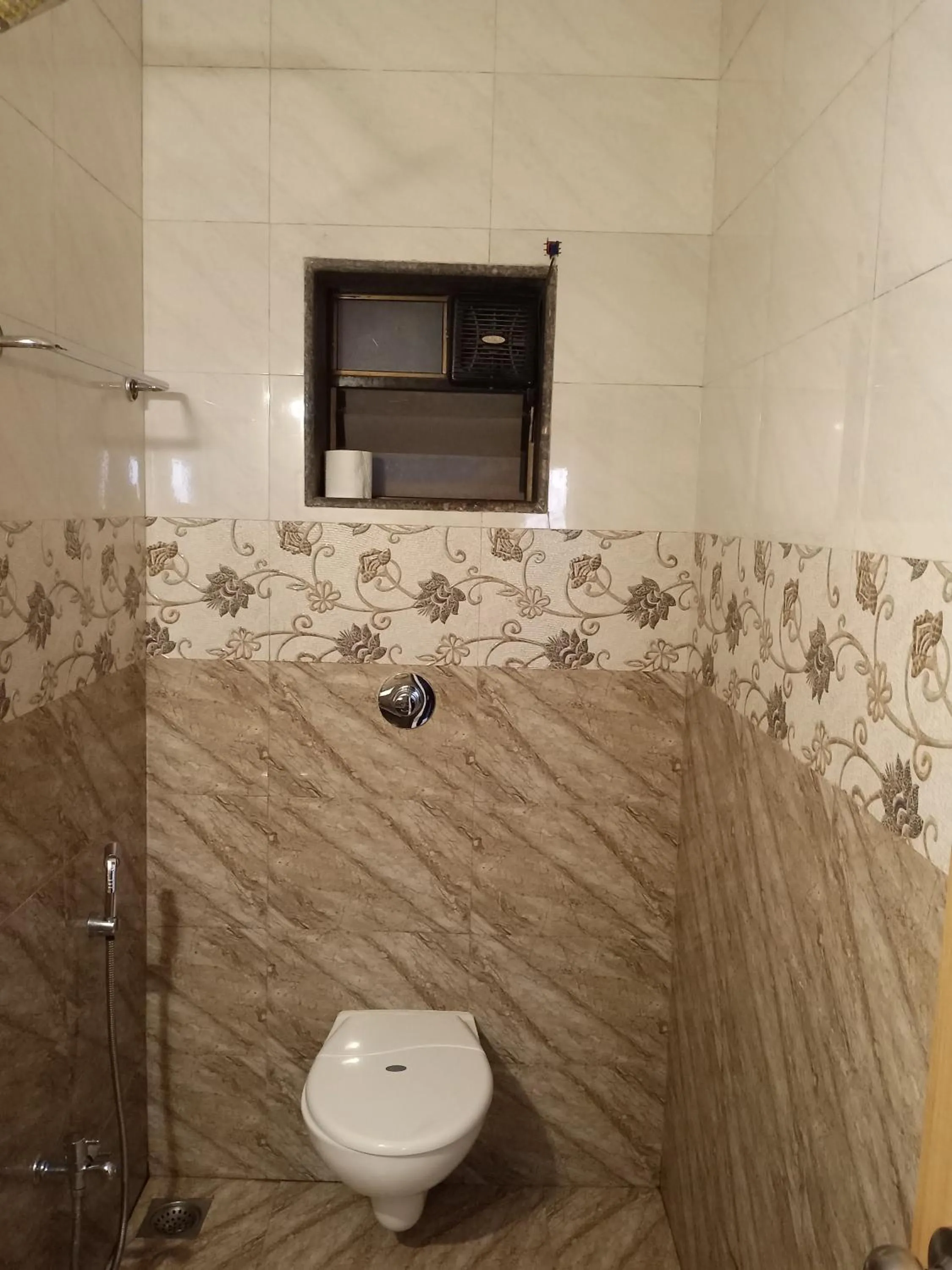 Shower in Hotel Oakwood mahabaleshwar