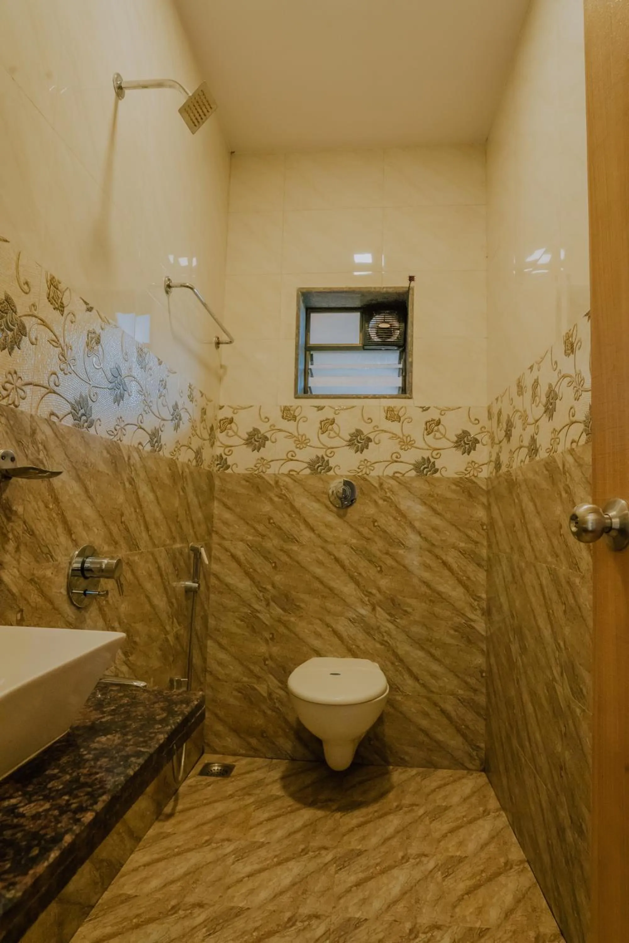 Bathroom in Hotel Oakwood mahabaleshwar