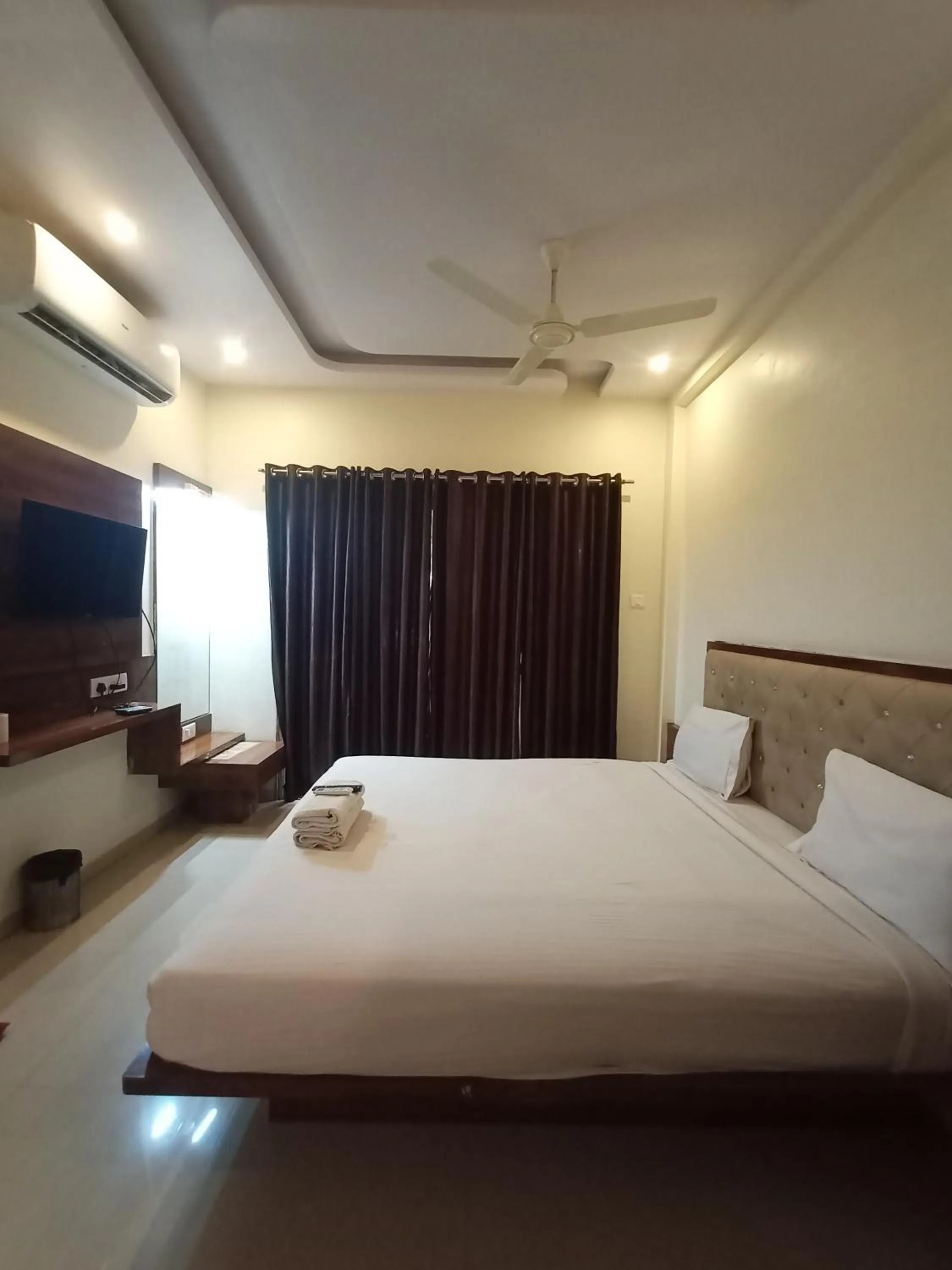 Communal lounge/ TV room, Bed in Hotel Oakwood mahabaleshwar
