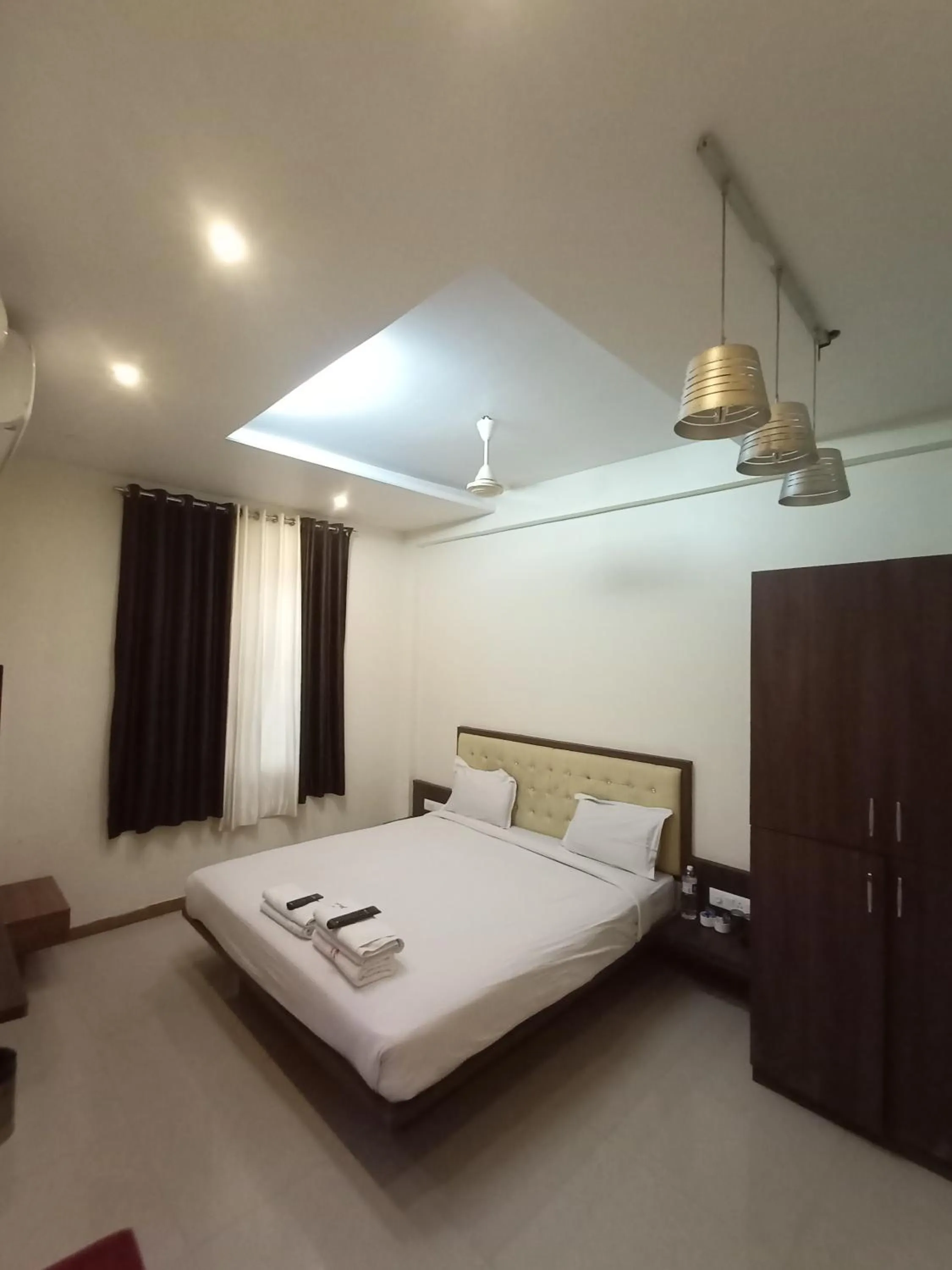 Bed in Hotel Oakwood mahabaleshwar