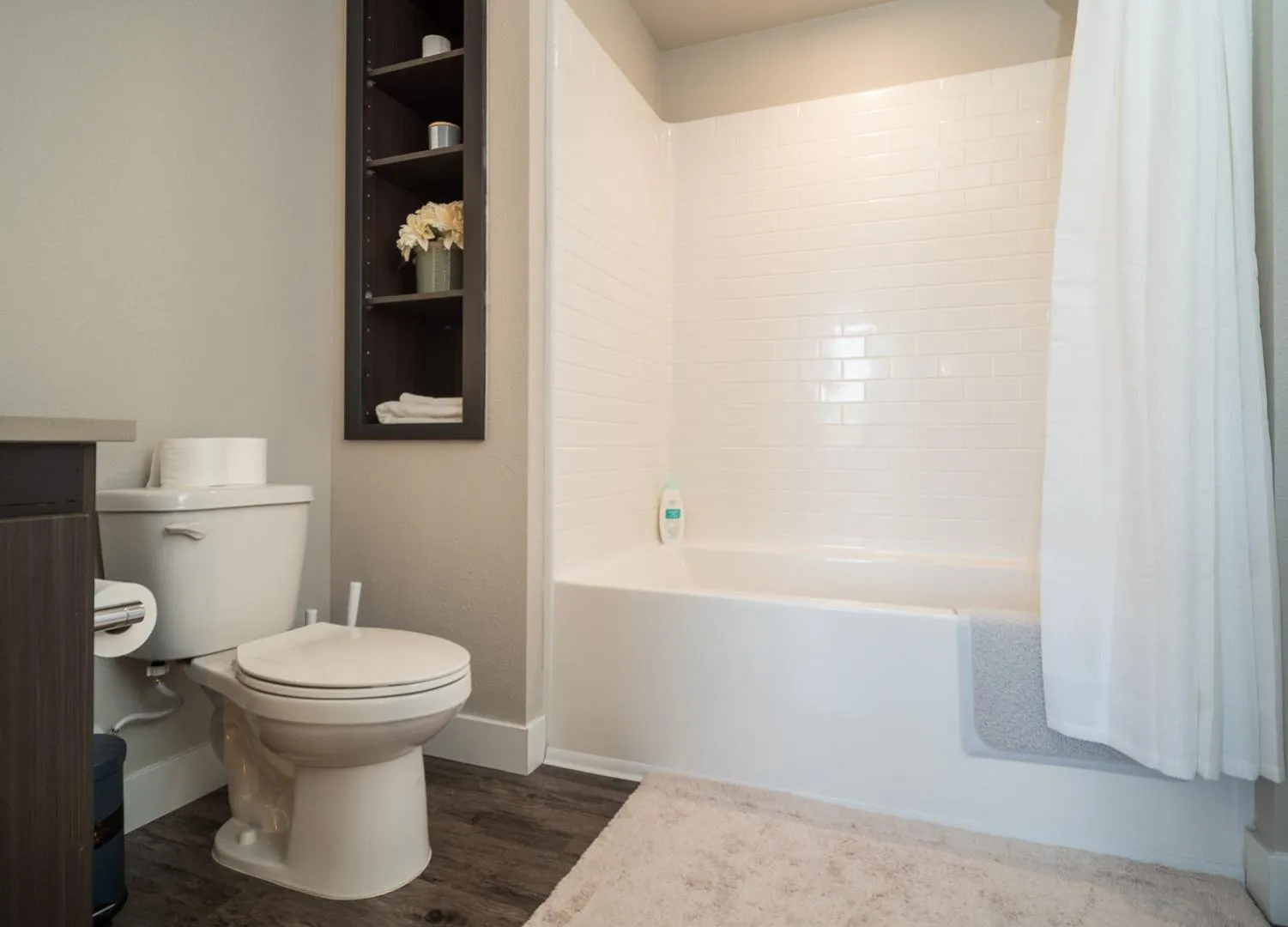 KING BED Modern 2 Bed 2 Bath Pool & Hot Tub