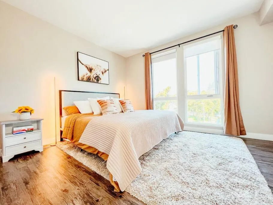 KING BED Modern 2 Bed 2 Bath Pool & Hot Tub