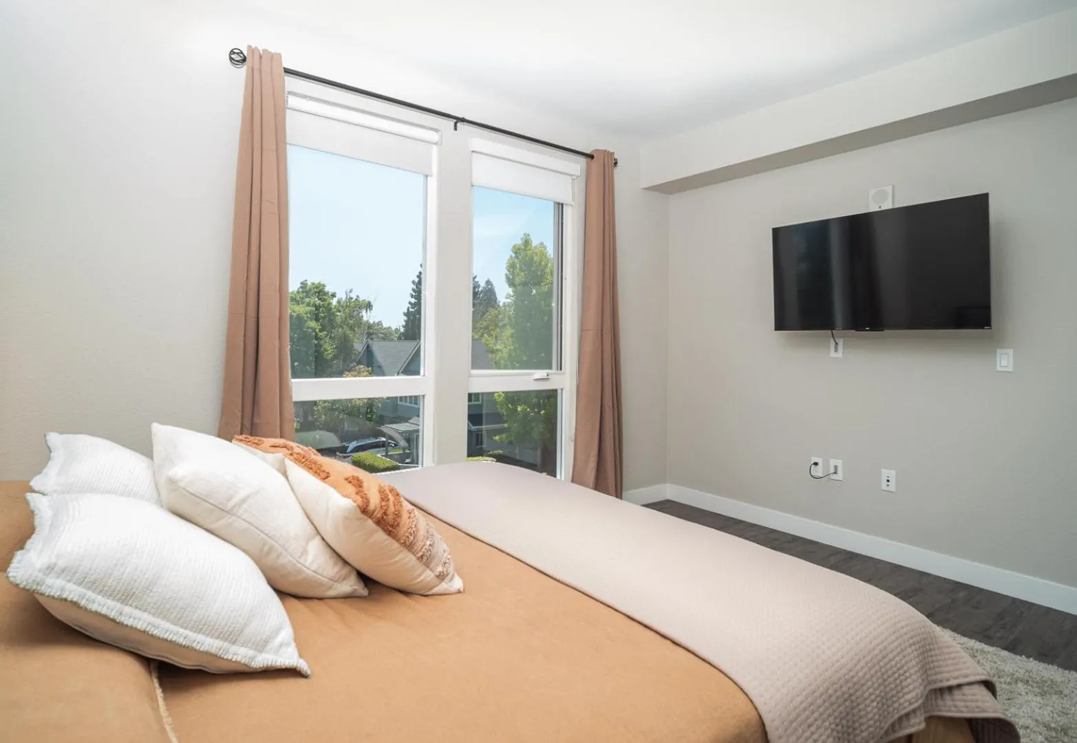 KING BED Modern 2 Bed 2 Bath Pool & Hot Tub