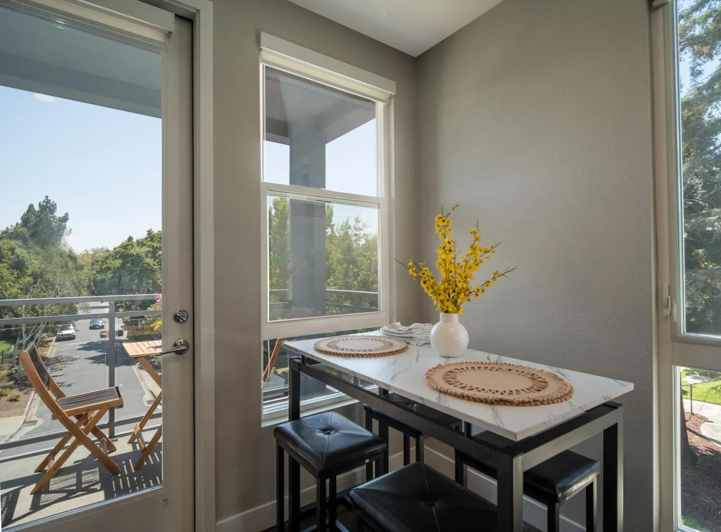 KING BED Modern 2 Bed 2 Bath Pool & Hot Tub