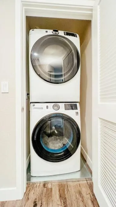 KING BED Modern 2 Bed 2 Bath Pool & Hot Tub