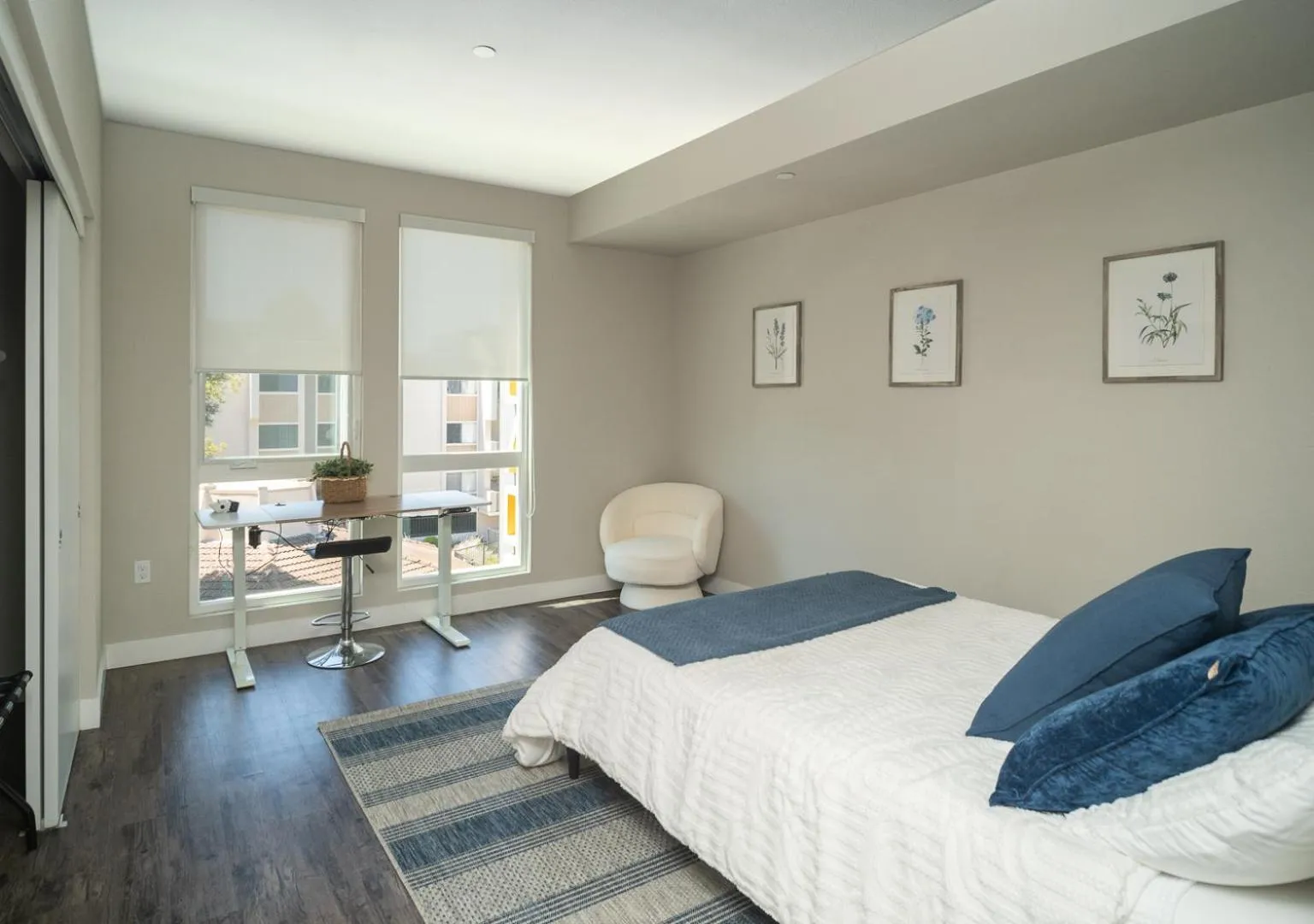 KING BED Modern 2 Bed 2 Bath Pool & Hot Tub