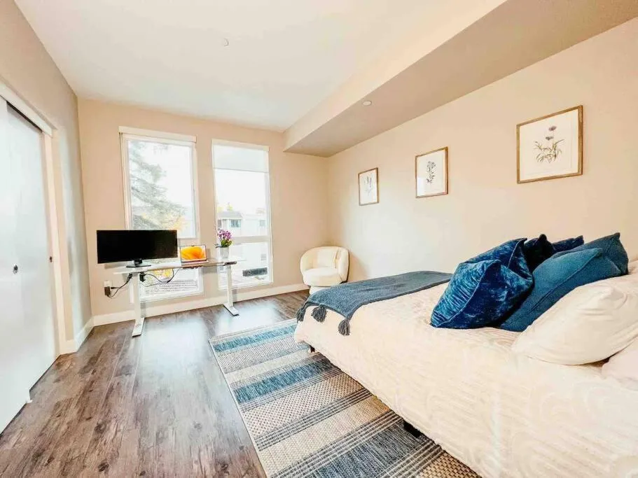 KING BED Modern 2 Bed 2 Bath Pool & Hot Tub