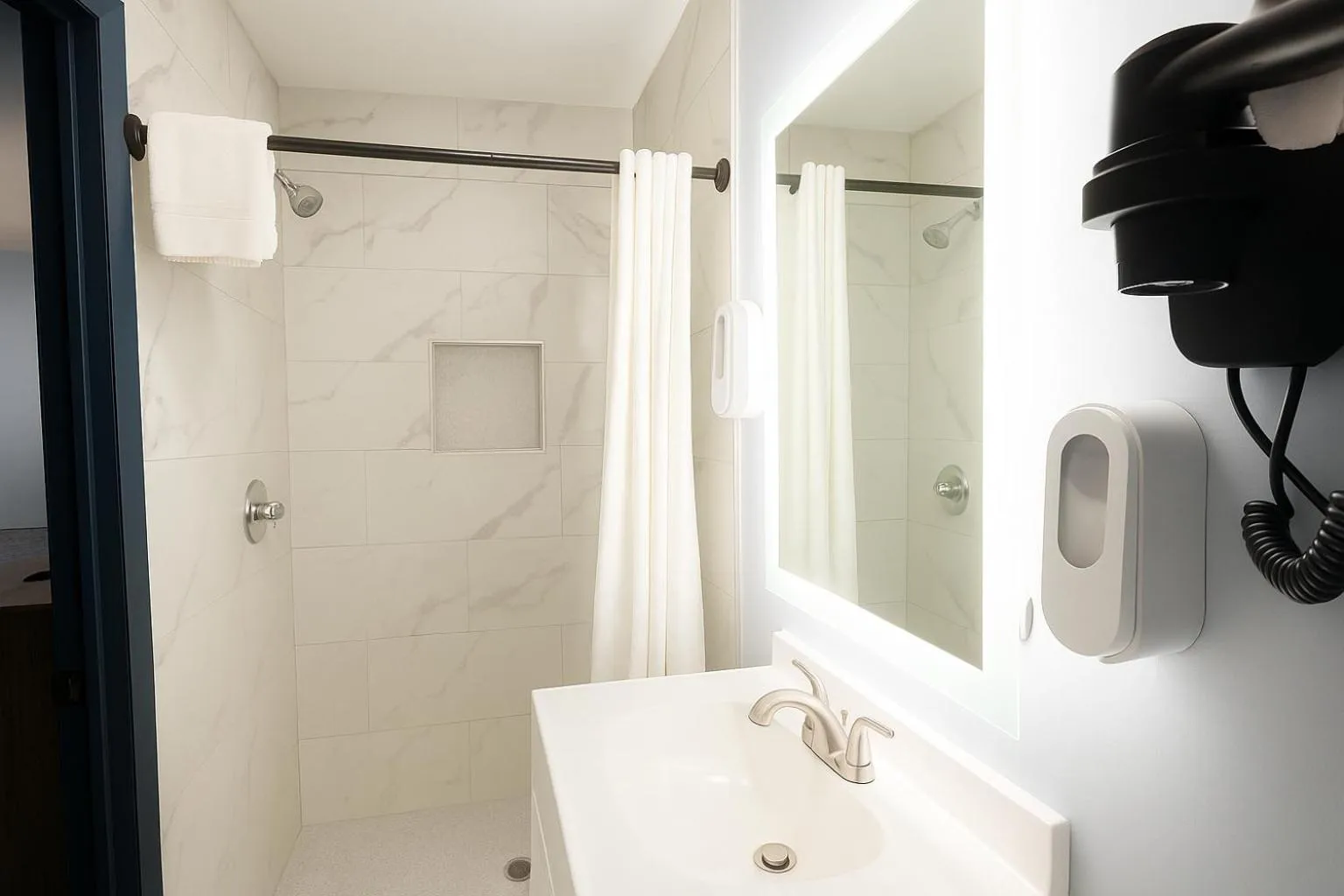 Hillsboro Inn & Suites