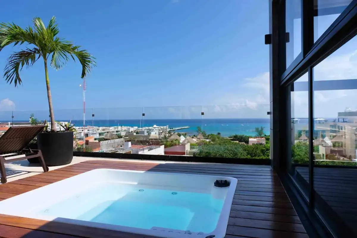 Hot Tub in Stayon5a Av penthouse with PrivatePool