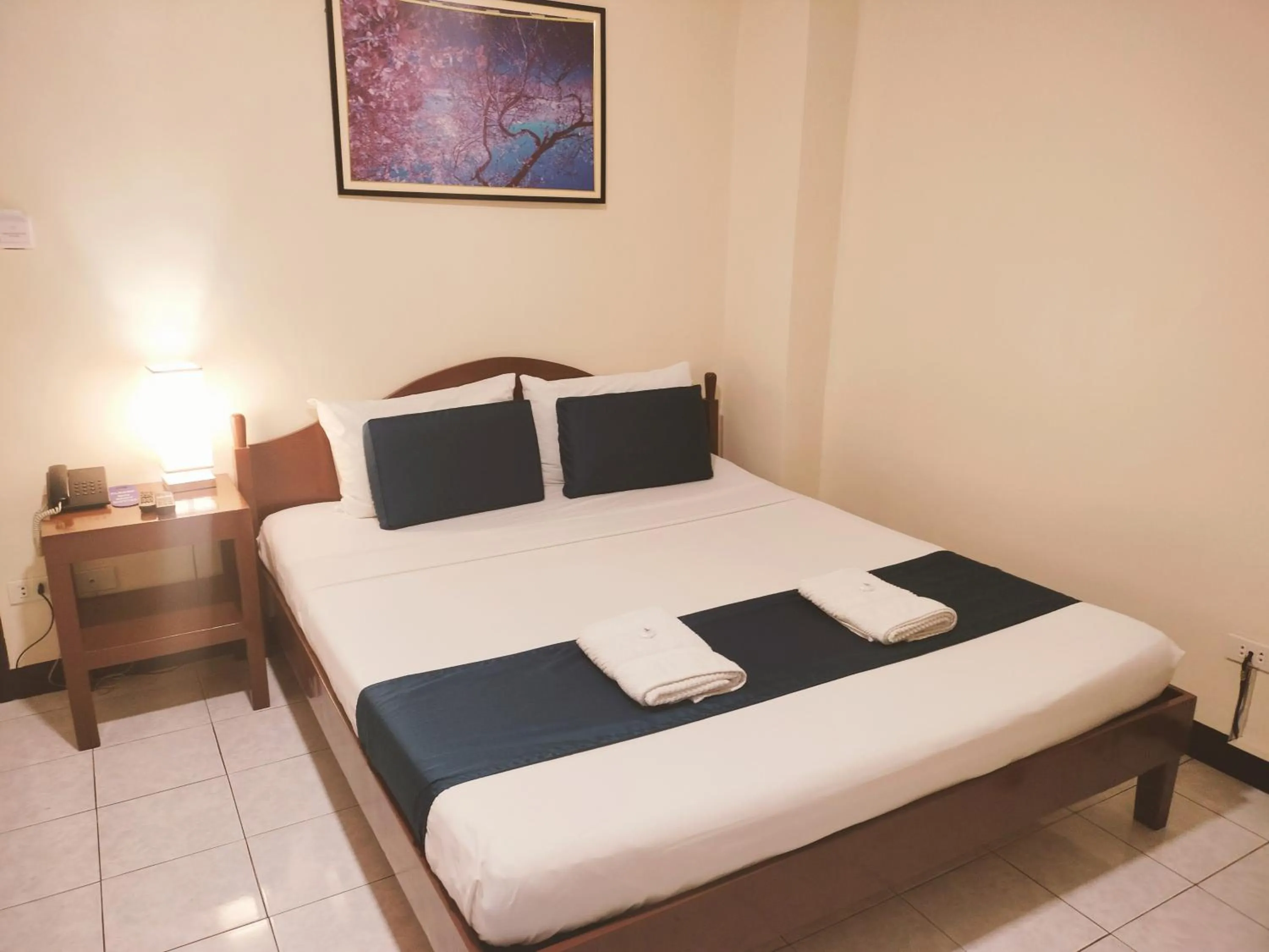 Photo of the whole room, Bed in Fuente Hotel de Cebu