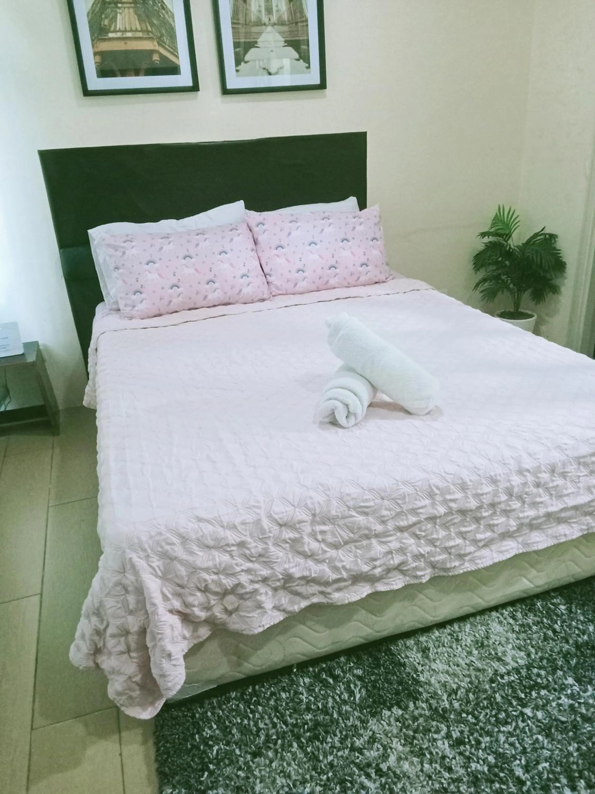 Bed in Henry's Newport Deluxe Condotel