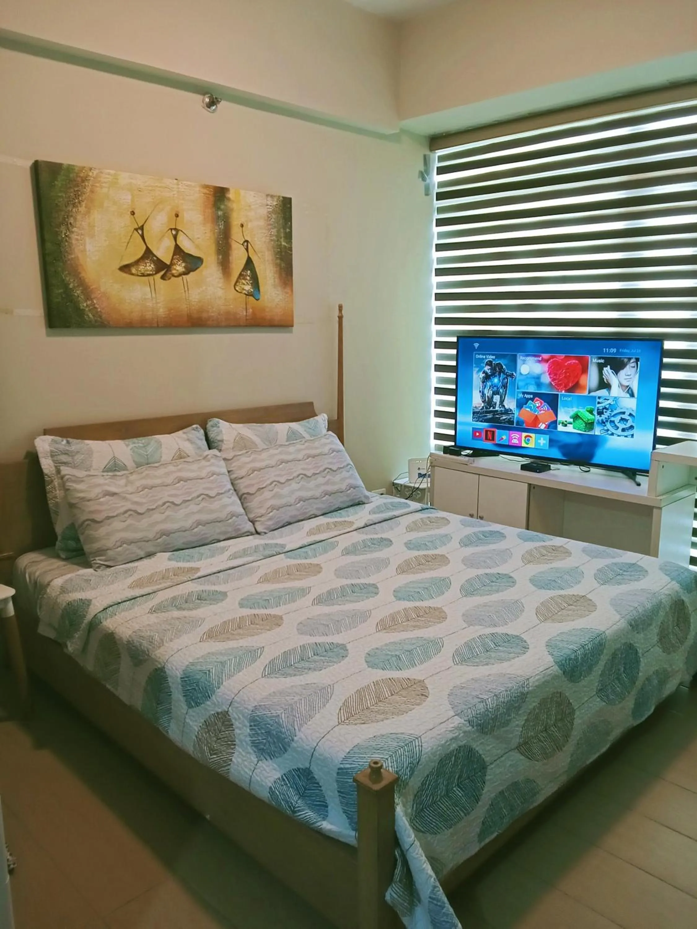 Bed in Henry's Newport Deluxe Condotel