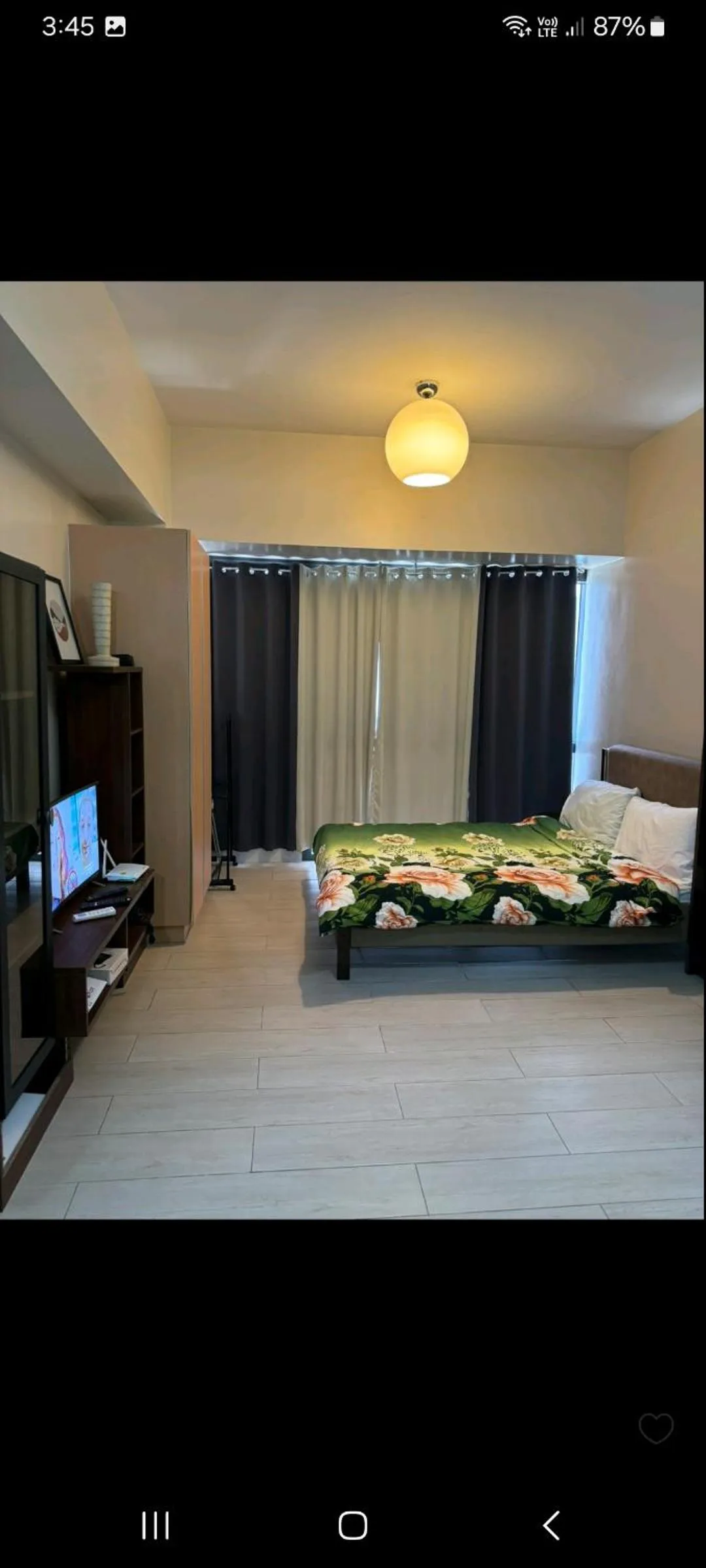 Bed in Henry's Newport Deluxe Condotel