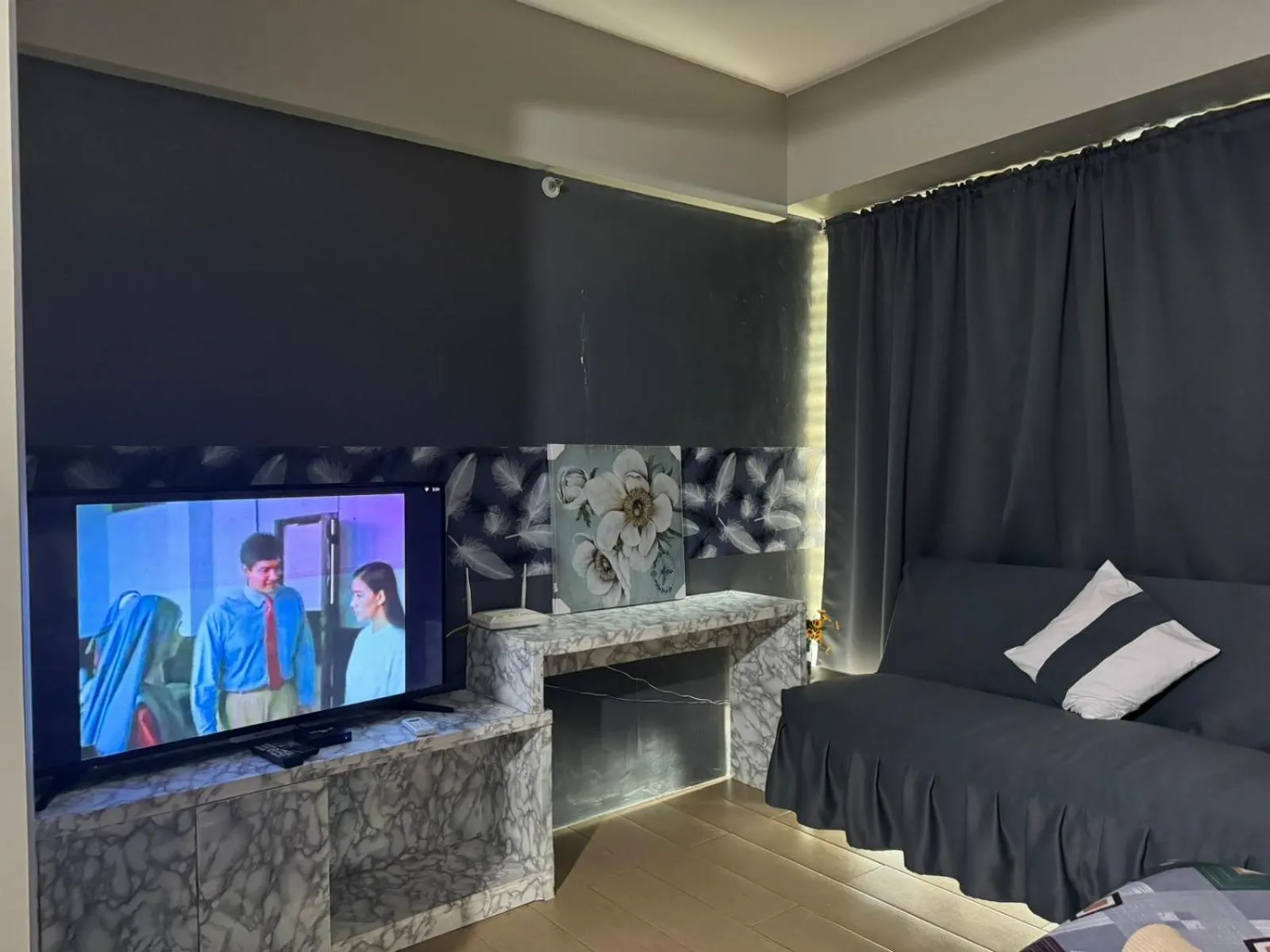 Bed in Henry's Newport Deluxe Condotel