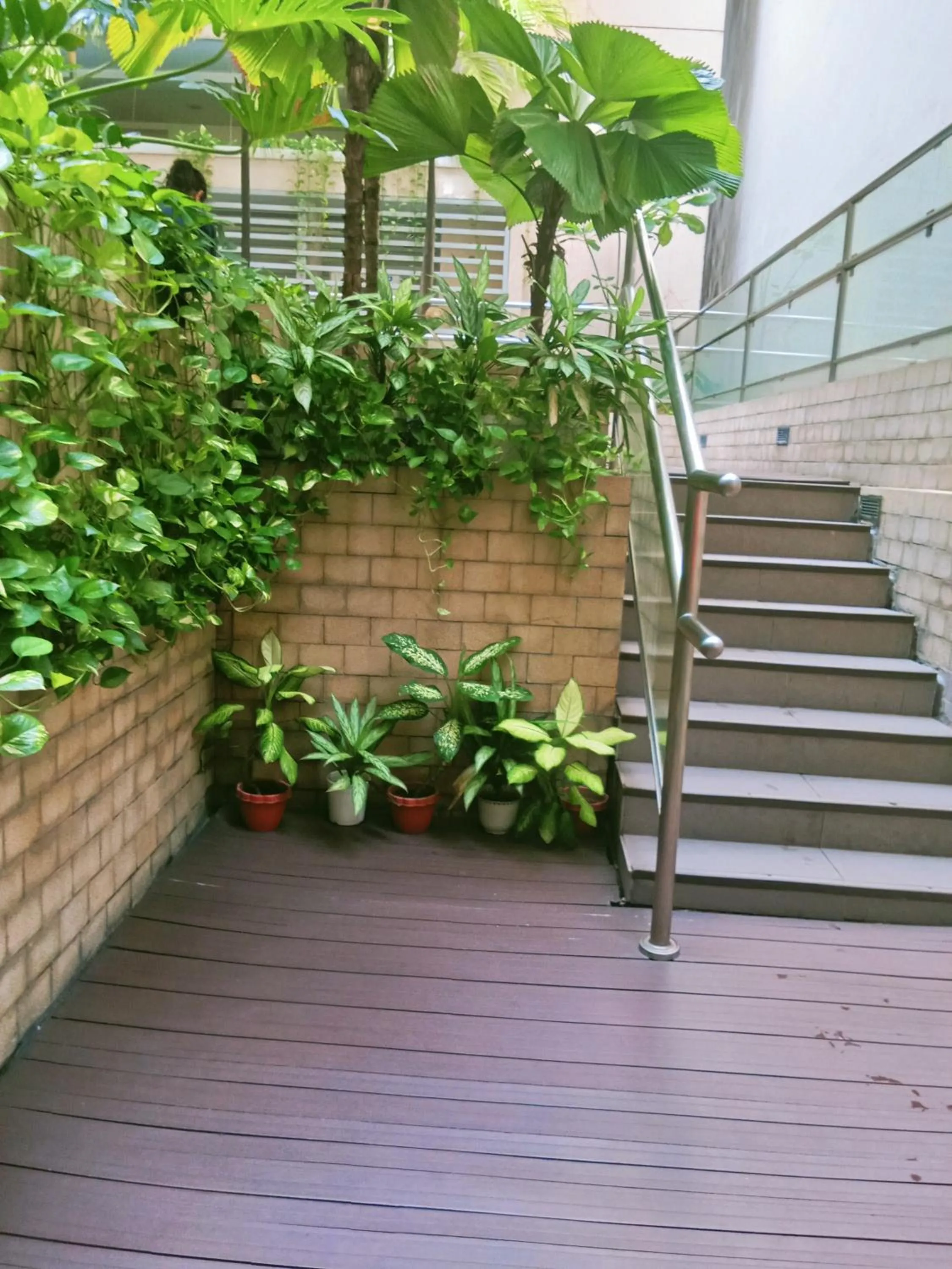 Day in Henry's Newport Deluxe Condotel