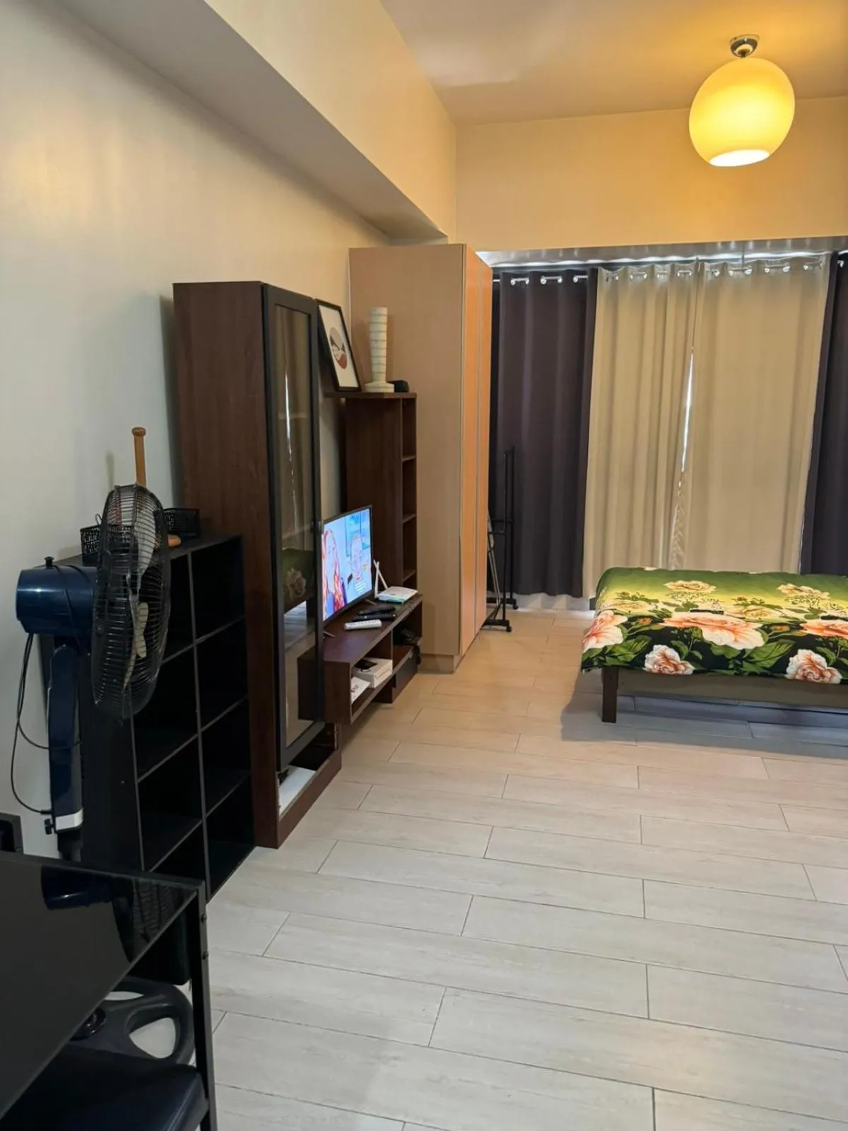 Bed in Henry's Newport Deluxe Condotel