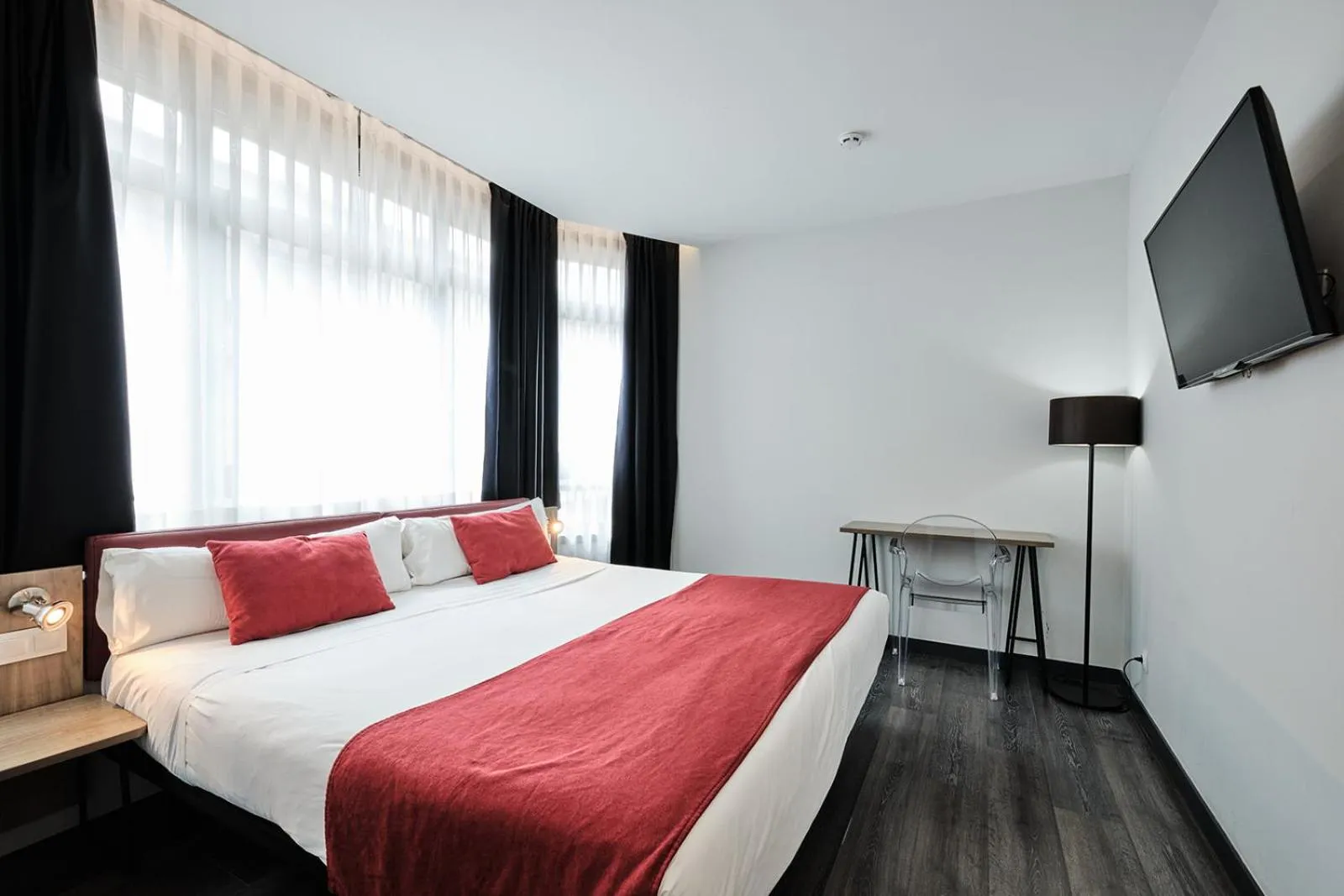 TV and multimedia, Bed in Hotel Lux Santiago