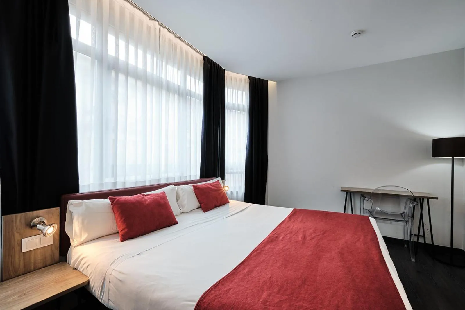 Photo of the whole room, Bed in Hotel Lux Santiago