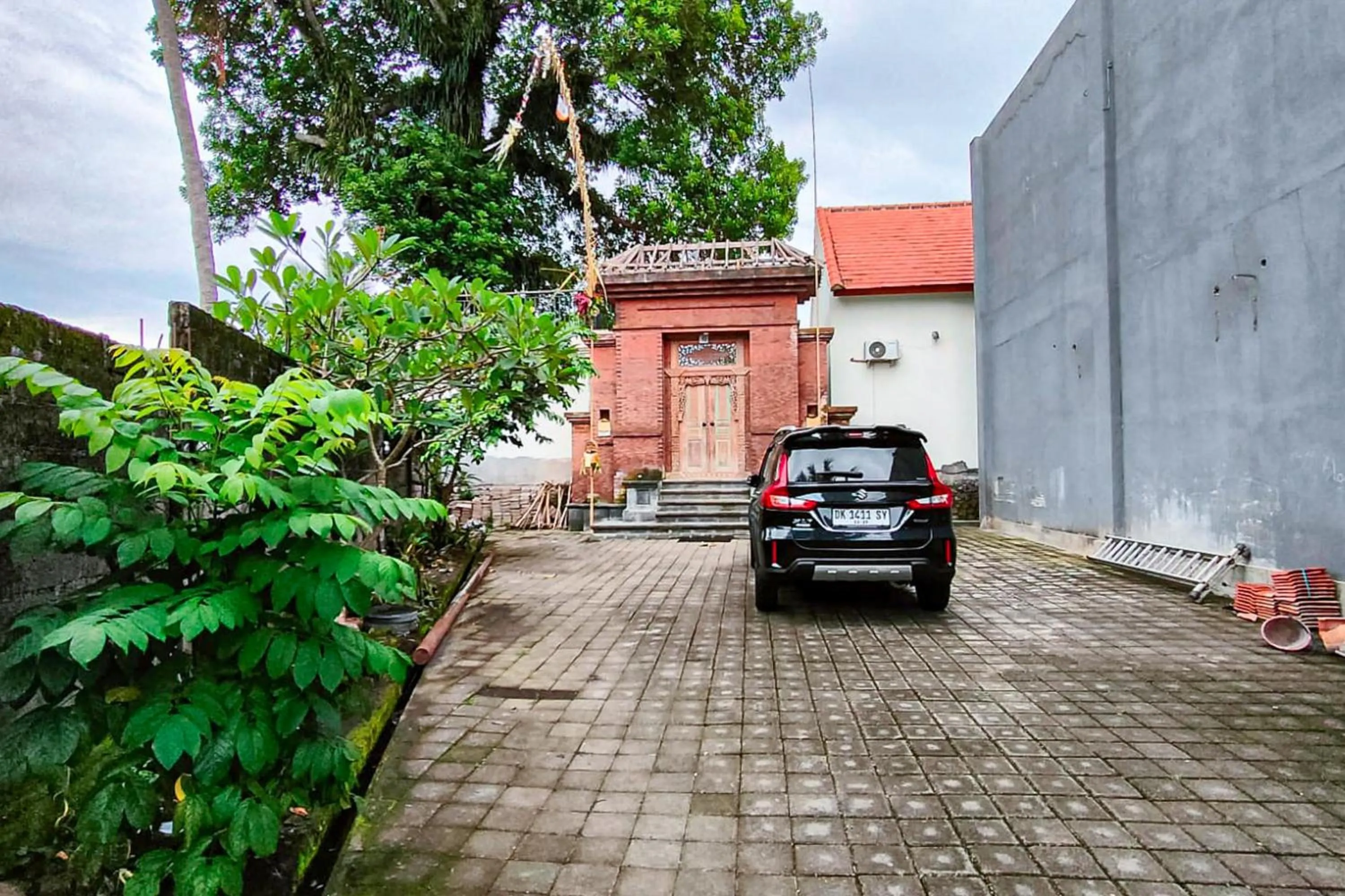 Parking in Puri Abian Ari Villa by The Lavana
