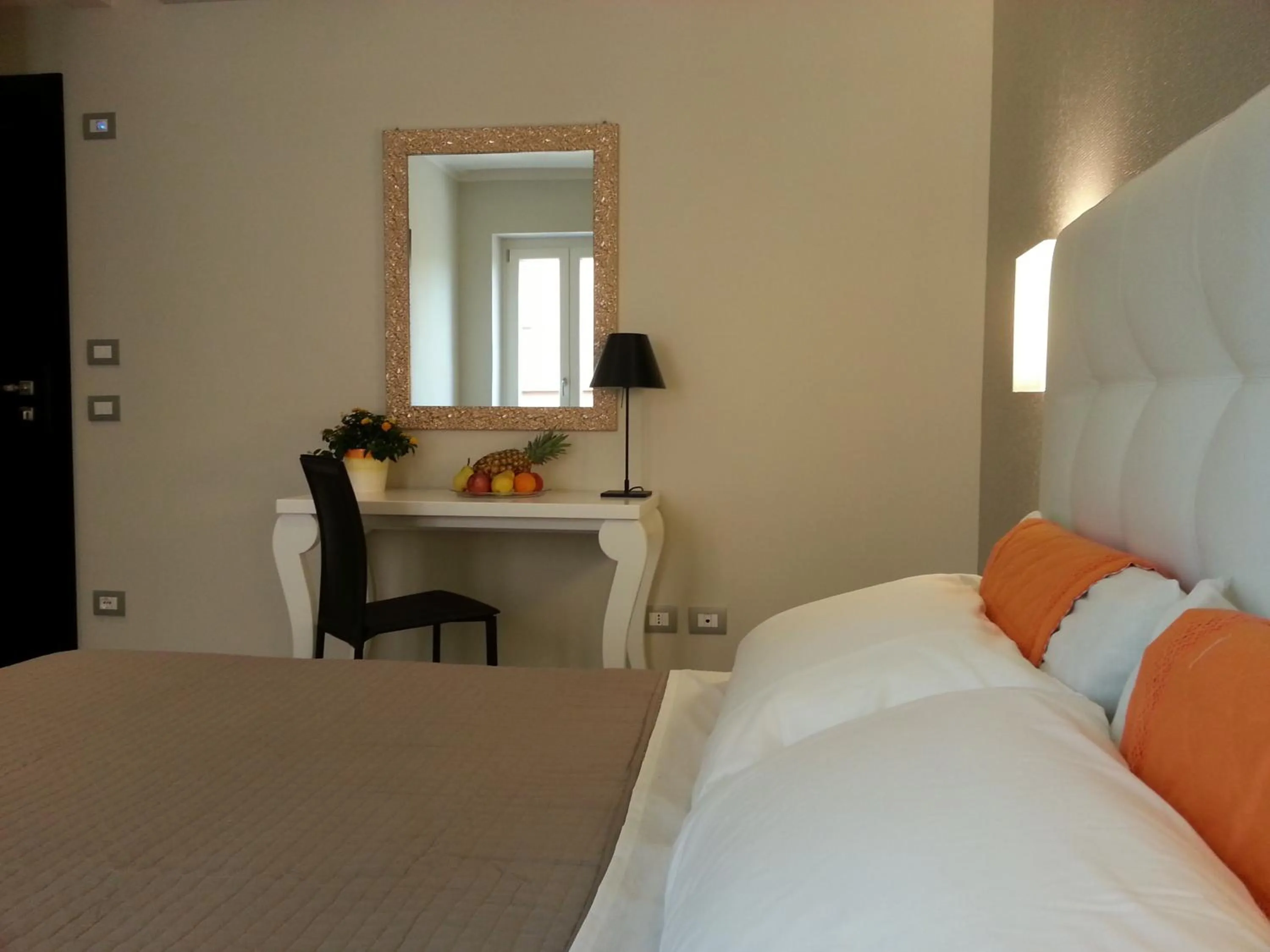 Photo of the whole room, Bed in Gemini Suite