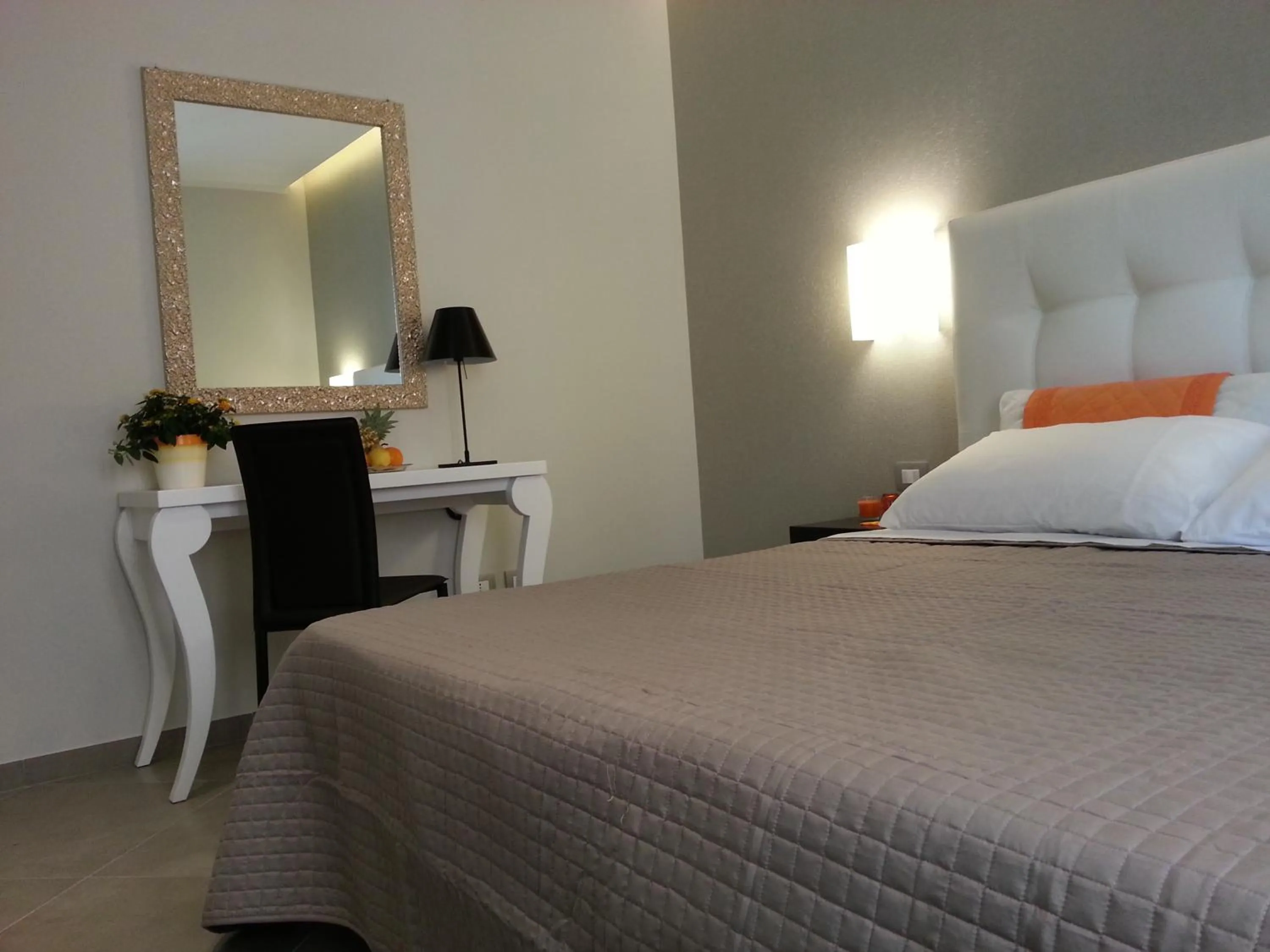 Photo of the whole room, Bed in Gemini Suite