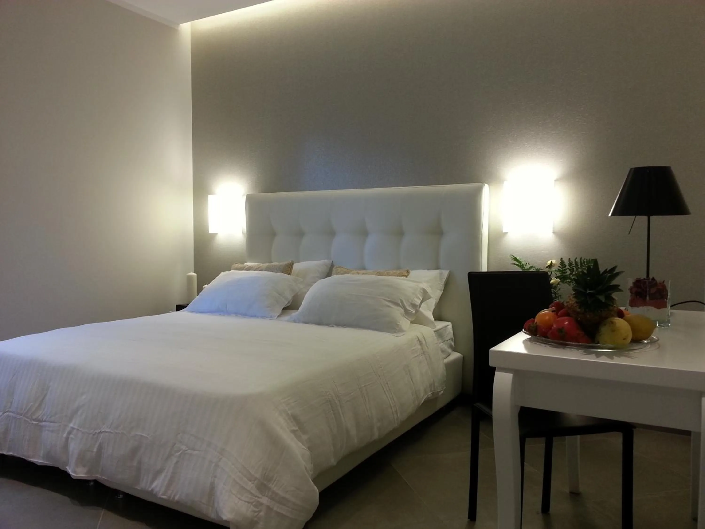 Bedroom, Bed in Gemini Suite