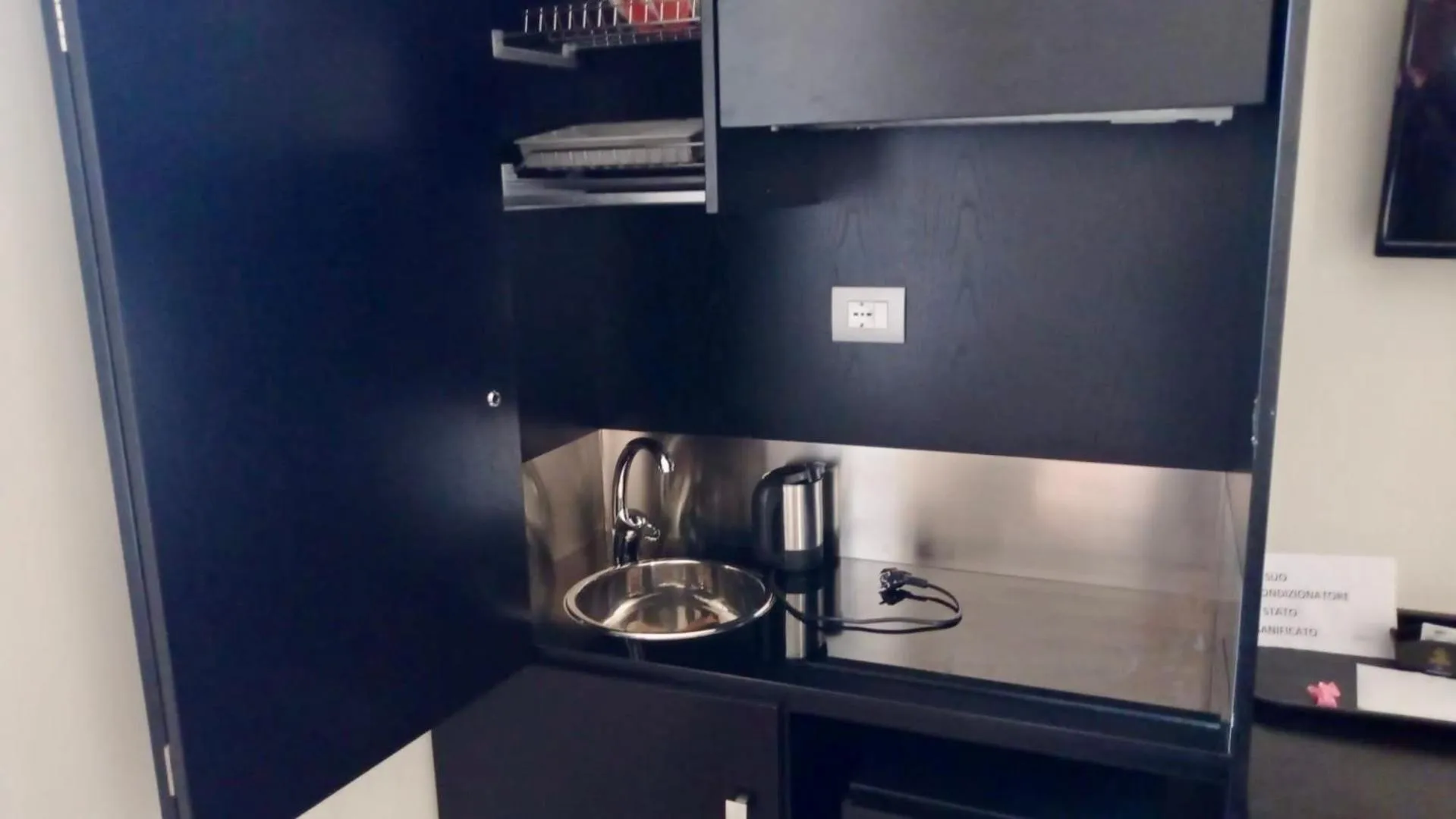 Kitchen or kitchenette in Gemini Suite