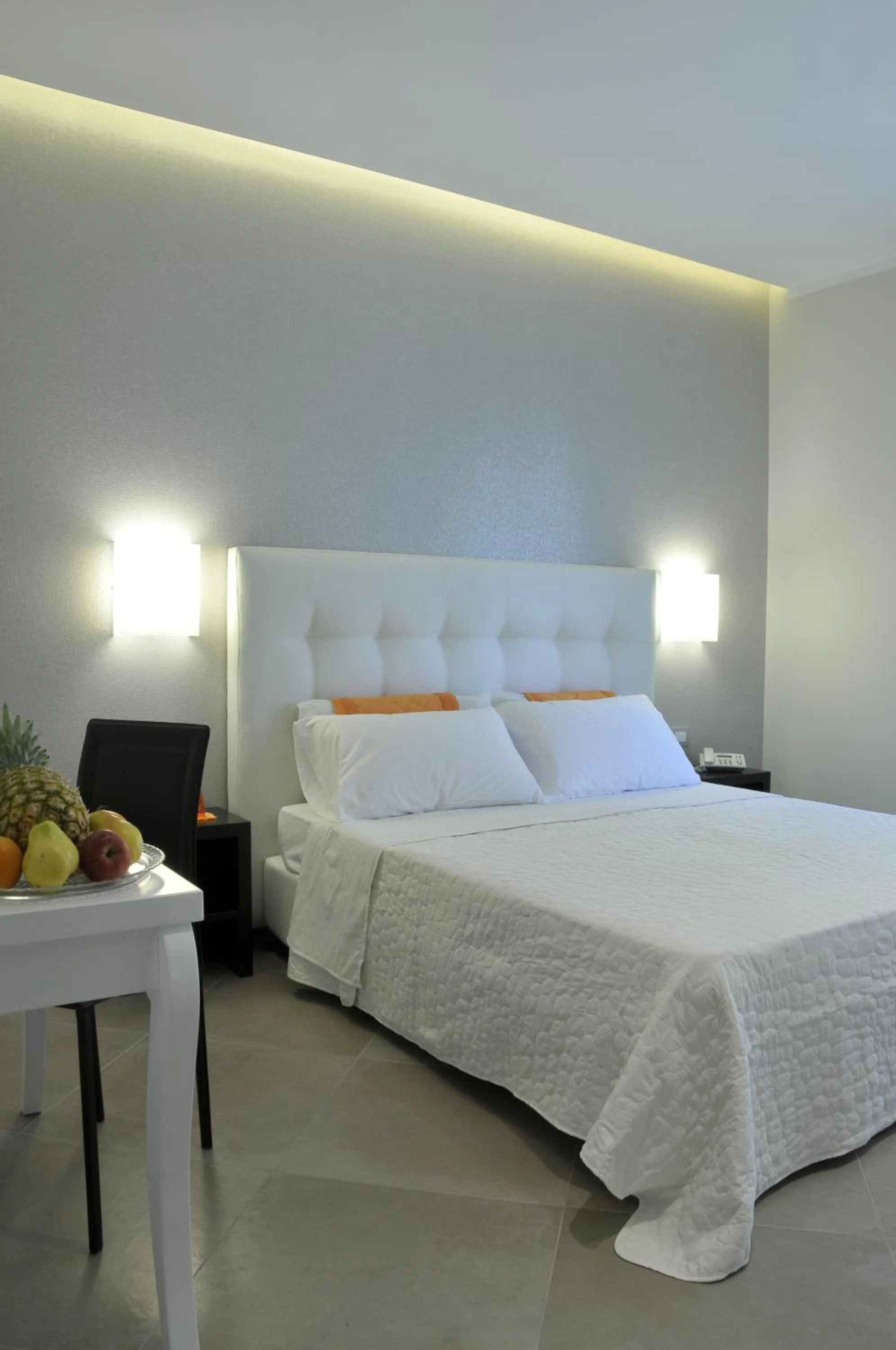 Photo of the whole room, Bed in Gemini Suite