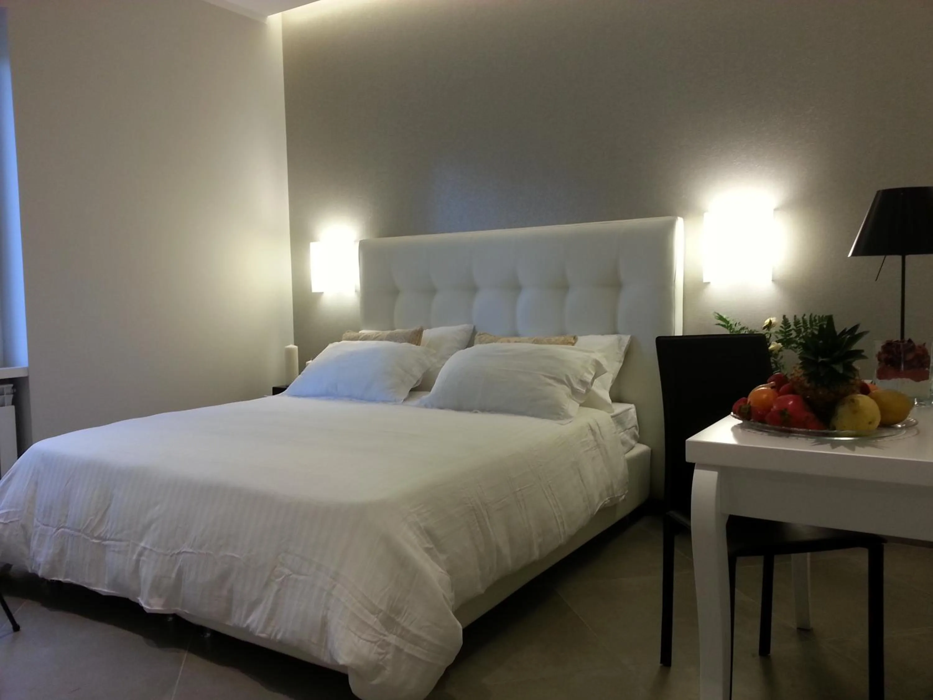 Photo of the whole room, Bed in Gemini Suite