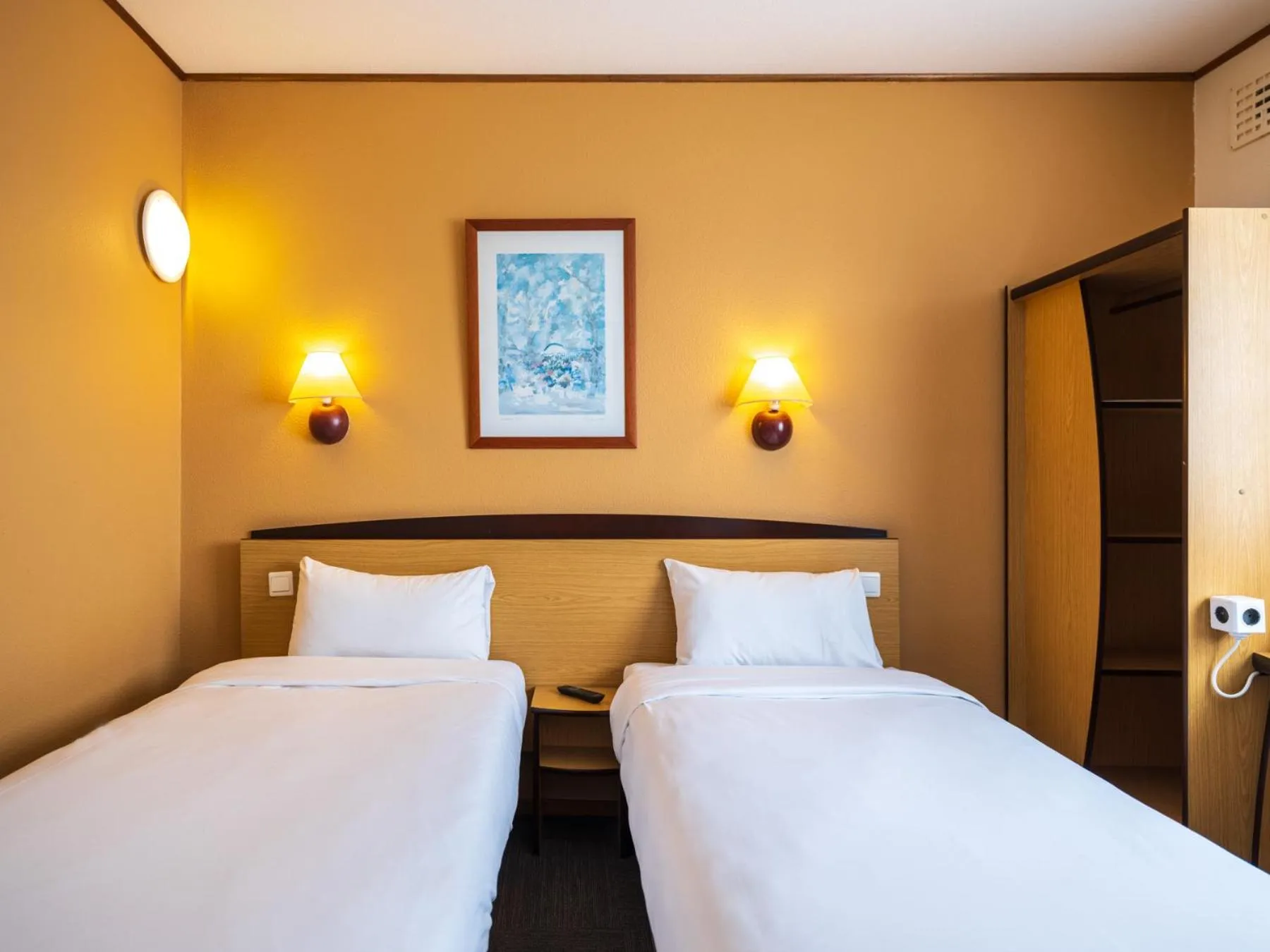 Bed in Campanile Hotel & Restaurant Breda