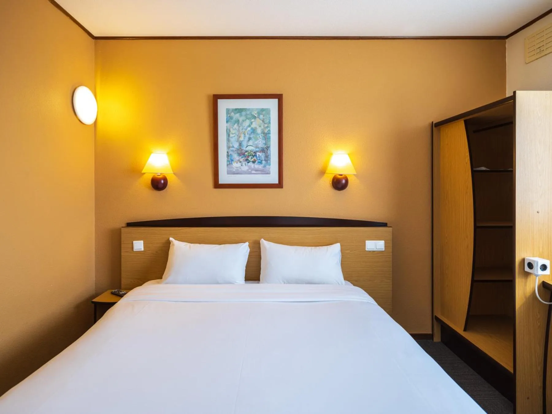 Bed in Campanile Hotel & Restaurant Breda