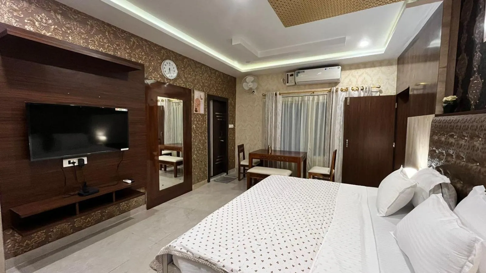 Communal lounge/ TV room in 7 Sisters Homestay