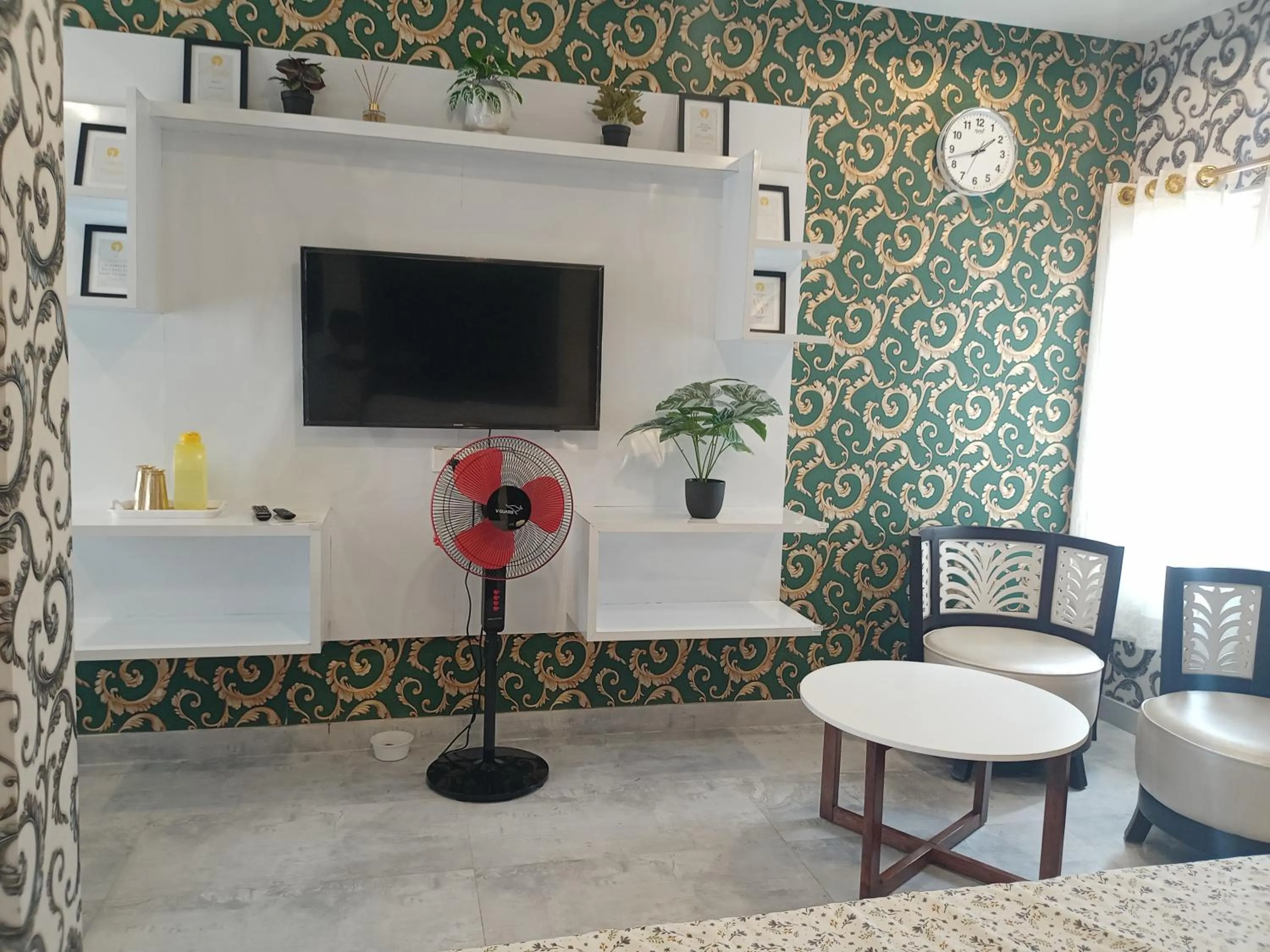 Communal lounge/ TV room in 7 Sisters Homestay