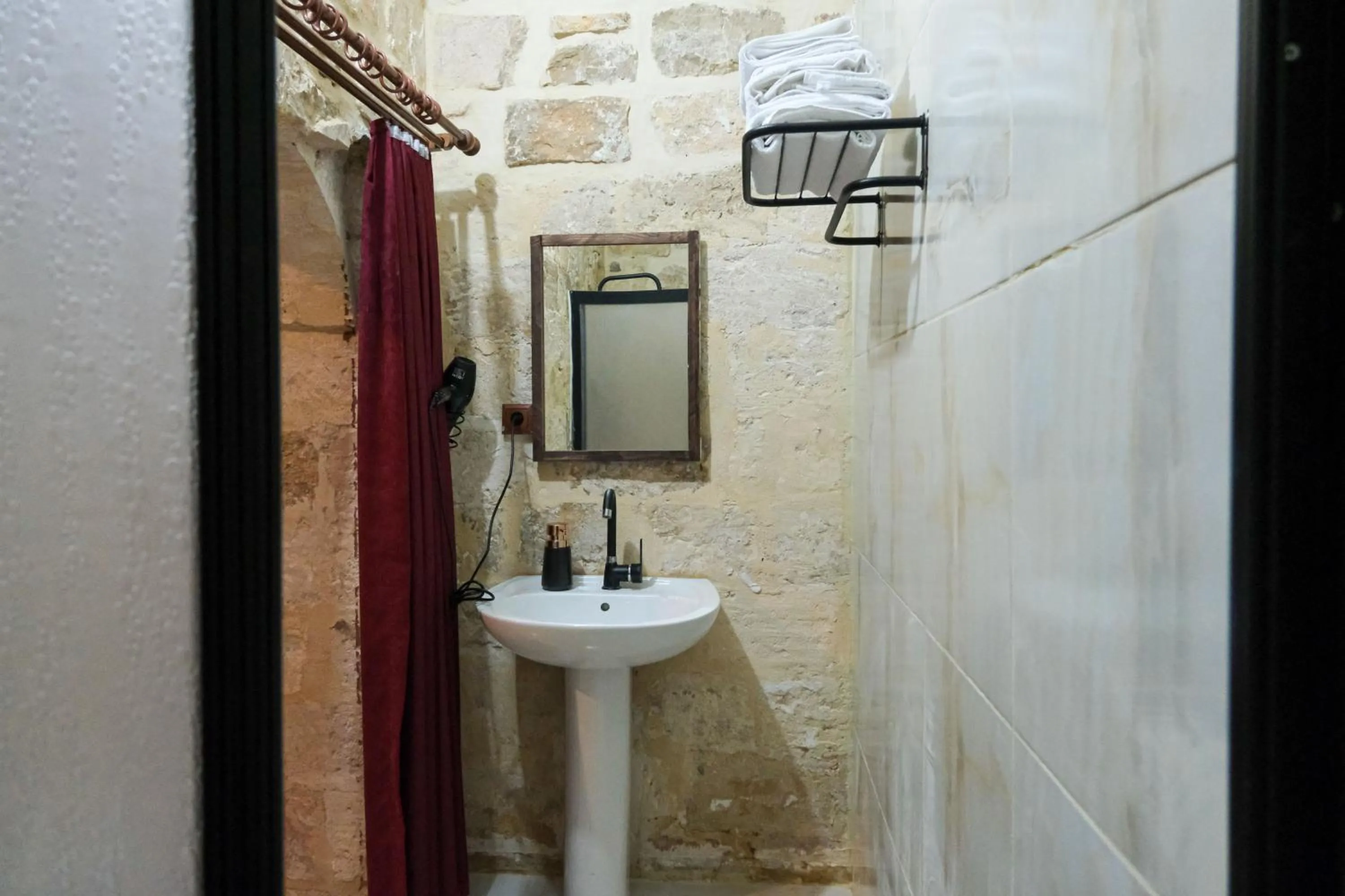 Shower in MİRSTONE TARİHİ KONAK