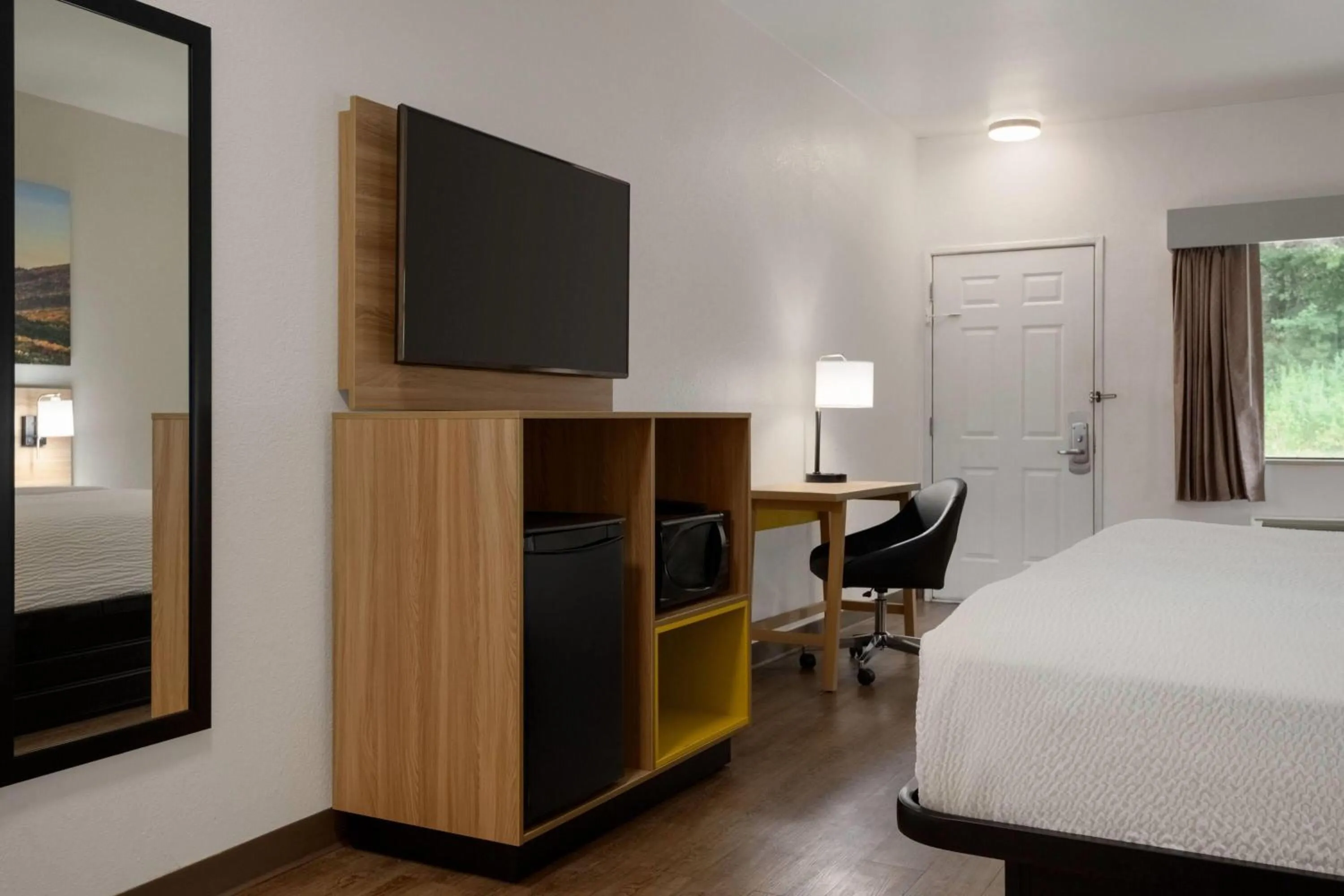 Photo of the whole room, Bed in Days Inn by Wyndham Lexington