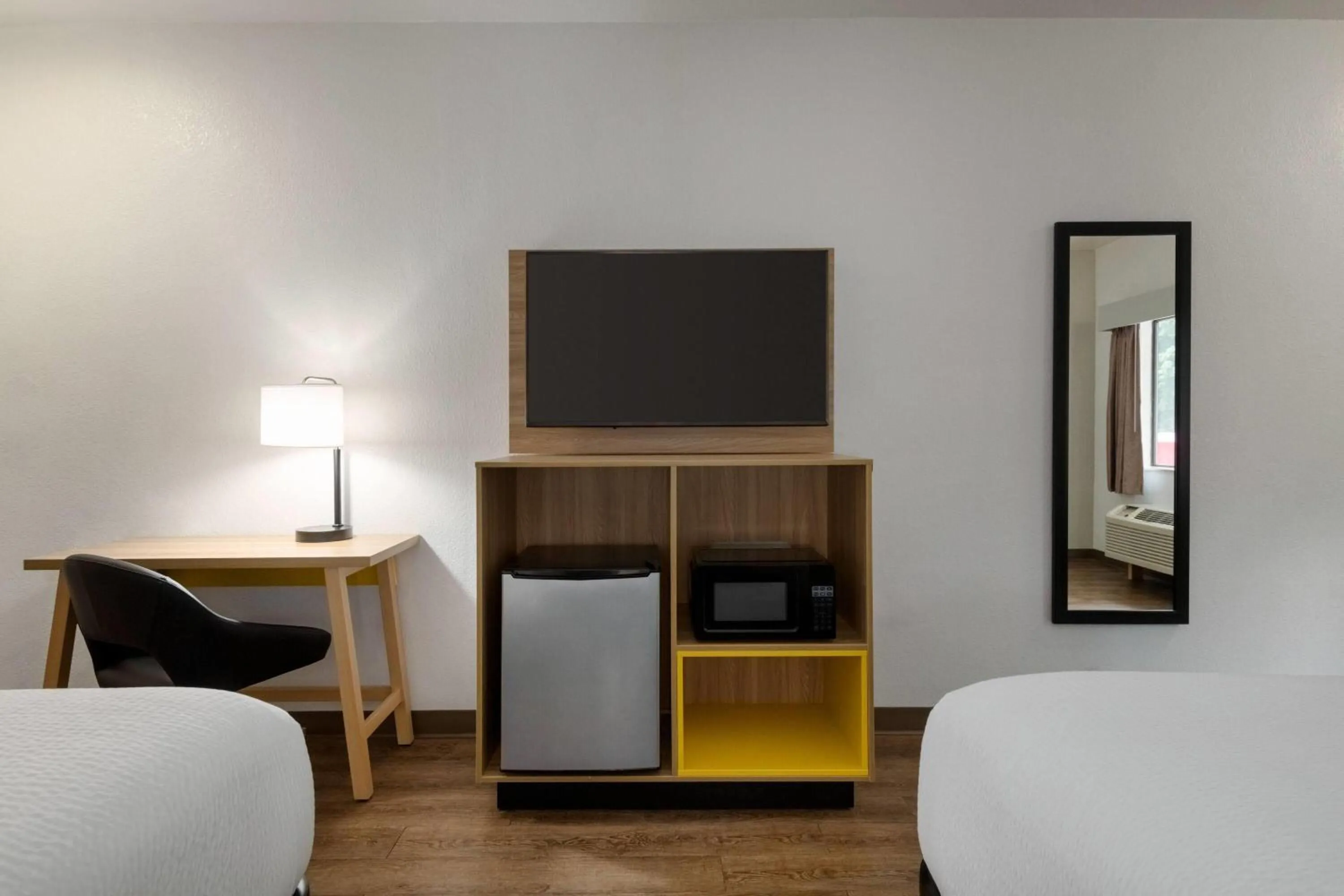 Photo of the whole room, Bed in Days Inn by Wyndham Lexington