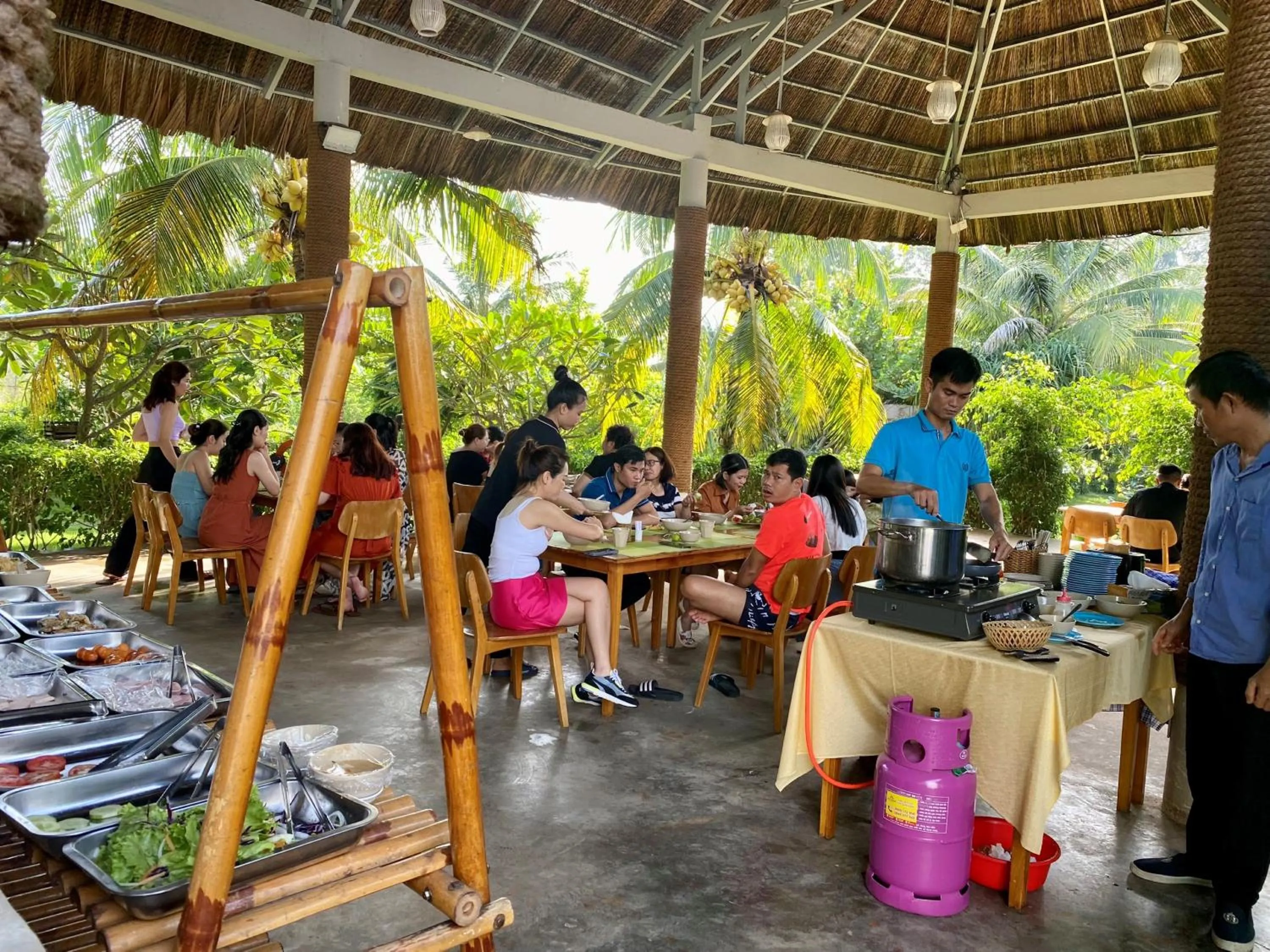 Restaurant/places to eat in Me bungalow beach resort