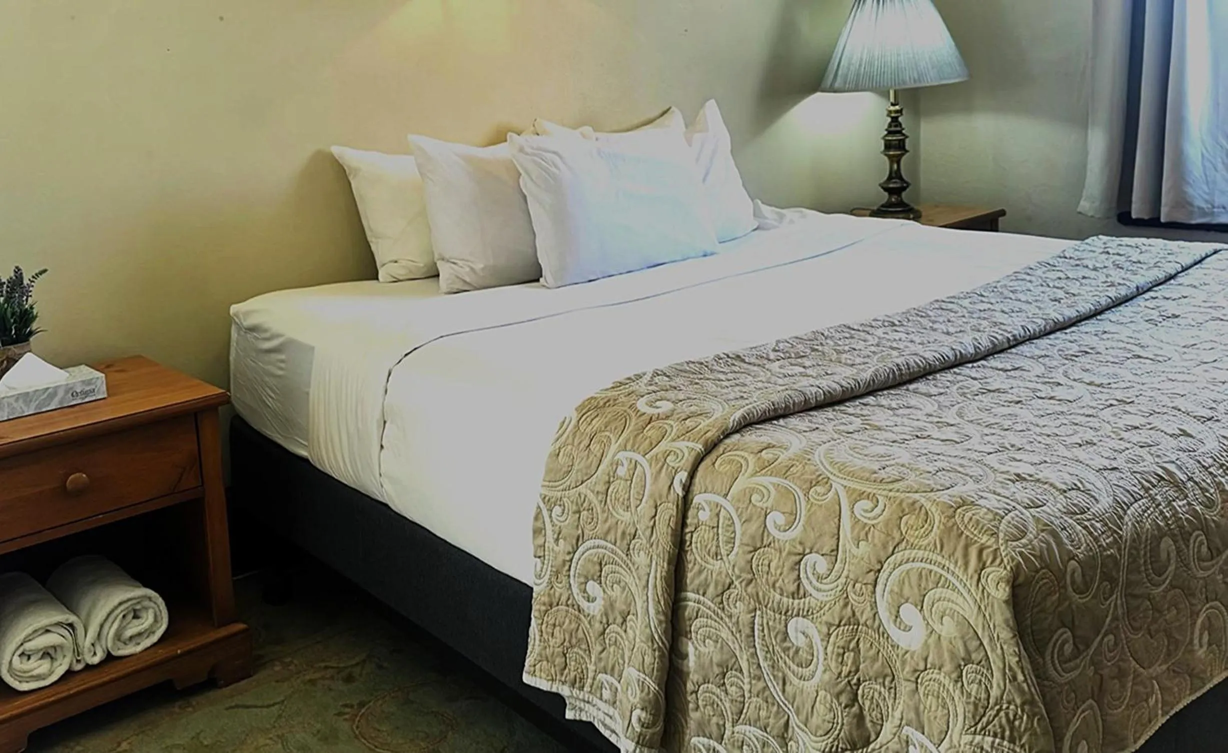 Bed in Riverside Hot Springs Inn & Spa - Adults Only