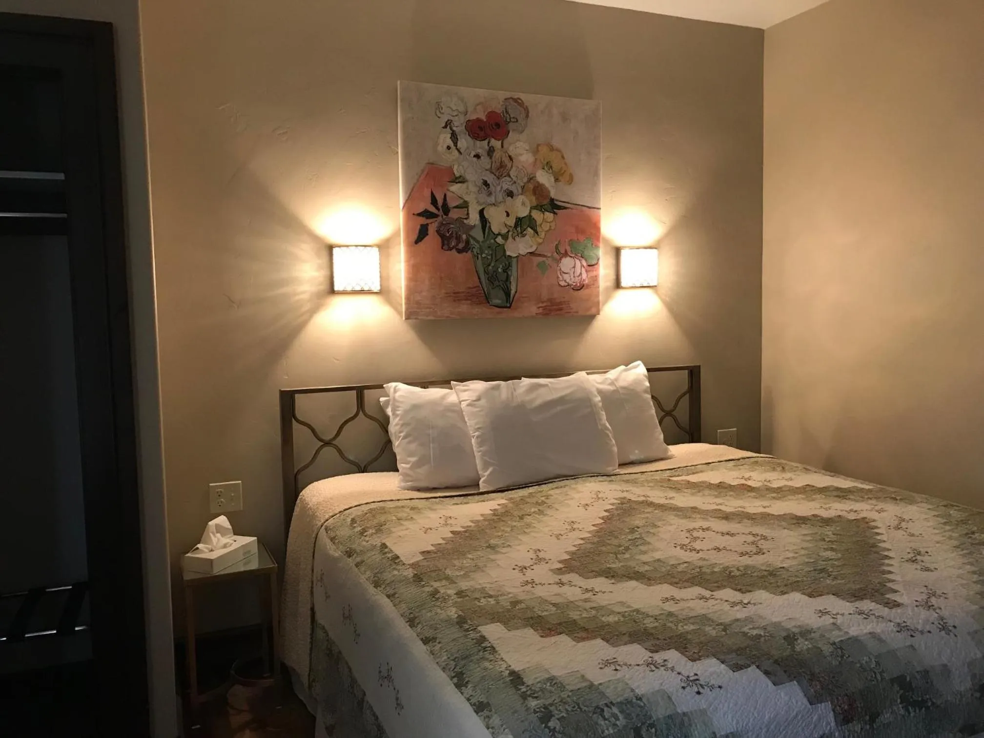 Bedroom, Bed in Riverside Hot Springs Inn & Spa - Adults Only